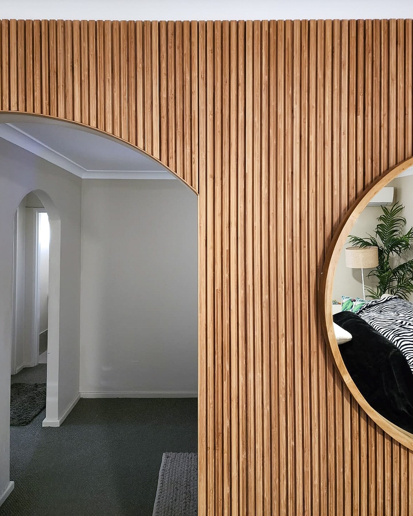 The only thing better than beautiful, natural bamboo panelling..? Arches 😍

Profile: Linear6
Colour: Natural
Installer: @kayudesignco