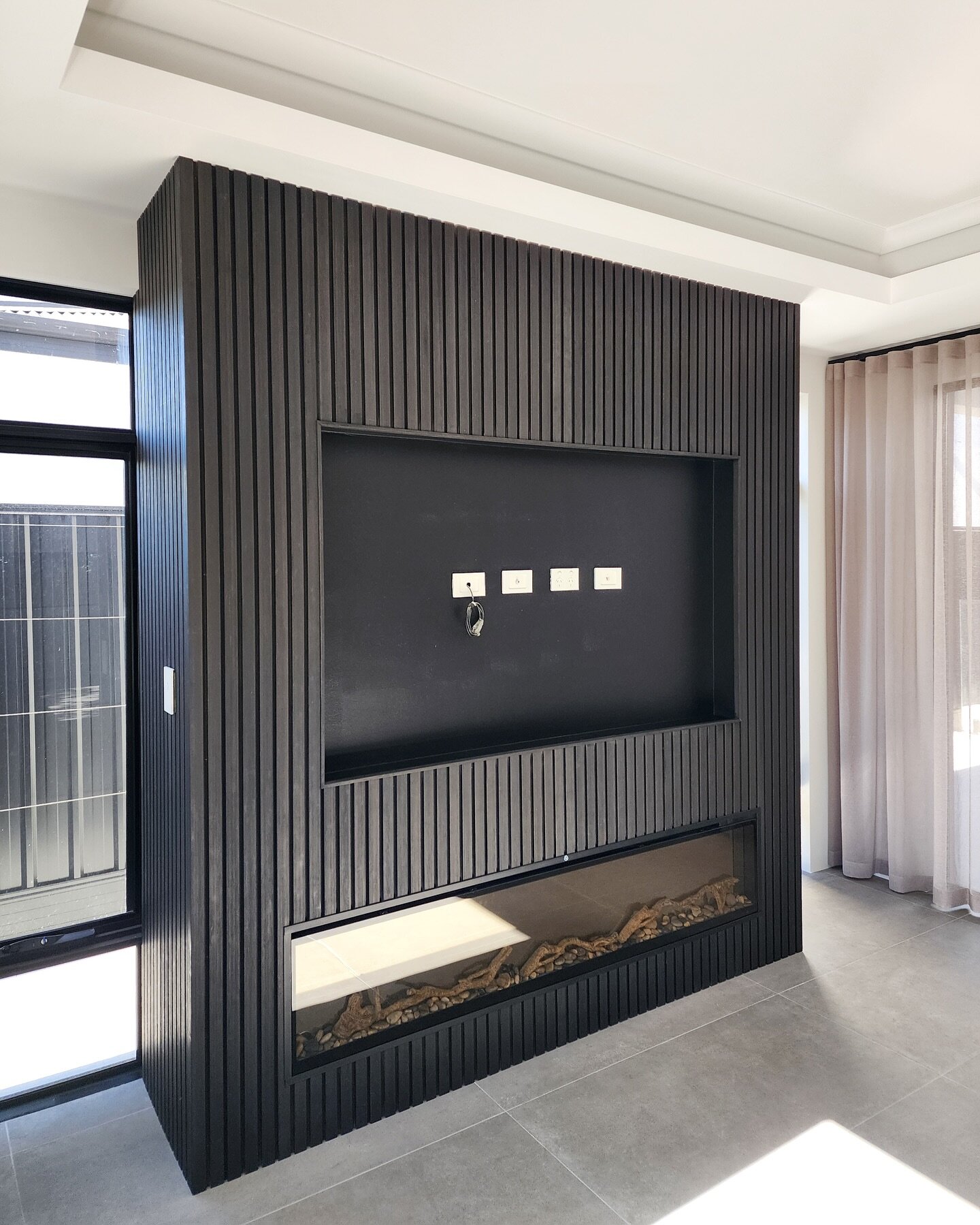 The perfect place to kick back, watch your favourite movie, get cosy&hellip; all by the fire 🔥😍

Profile: linear3
Colour: Black
Installer: @kayudesignco