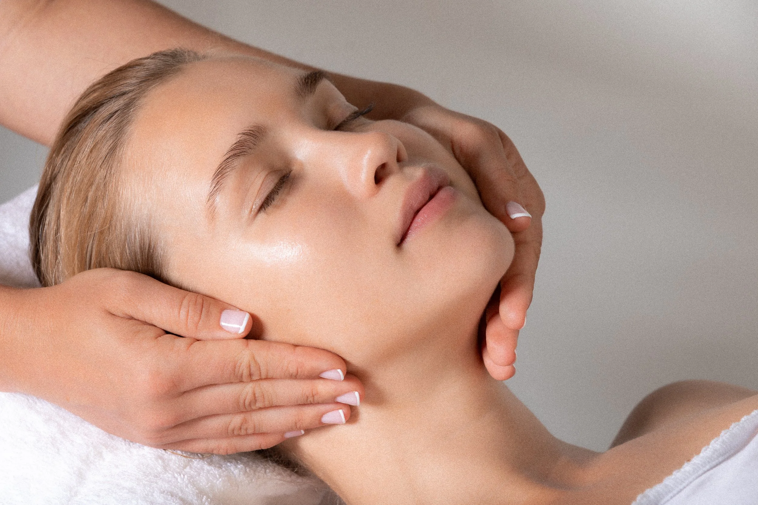 Nainen Esse kasvohoidossa pisara kauneutta hoitolassa