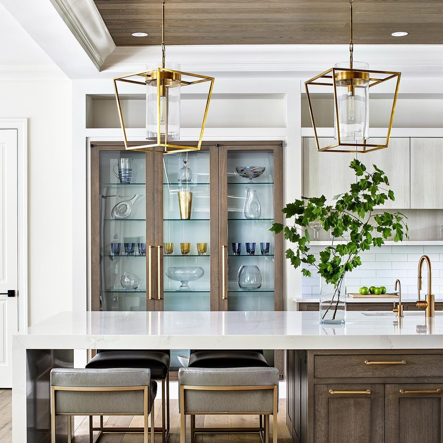 This kitchen was the ❤️ of our project....except I&rsquo;m now feeling like there may be a few ❤️❤️❤️now, @saraharmstrong_aia ??

Architect: @saraharmstrong_aia
📸: @stacyzaringoldberg 

#studio360llc #lotusinteriordesign #mcleanva #kitchendesign #re