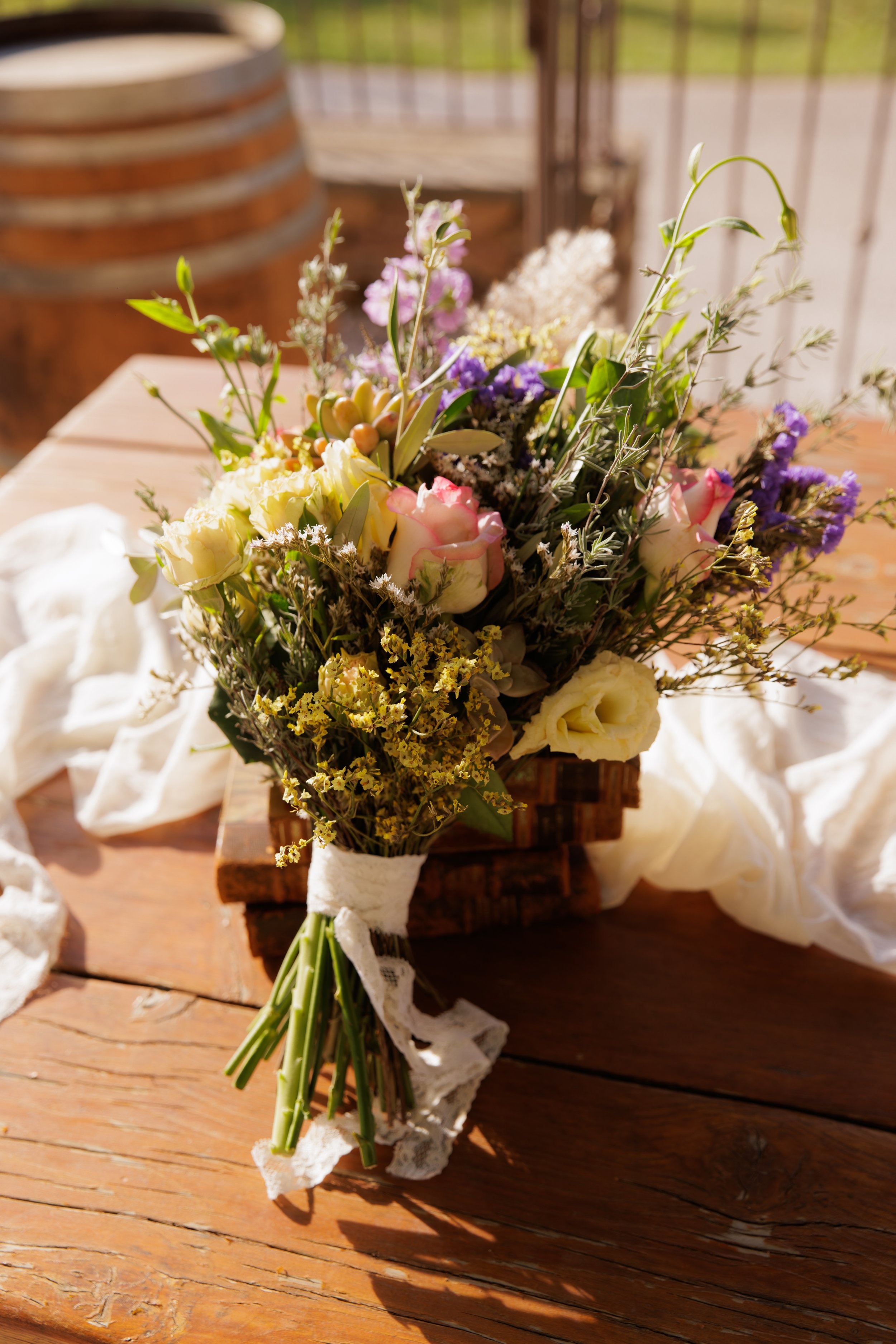 Détails floraux et art de la table pour une réception chic à Pierrefeu-du-Var.
