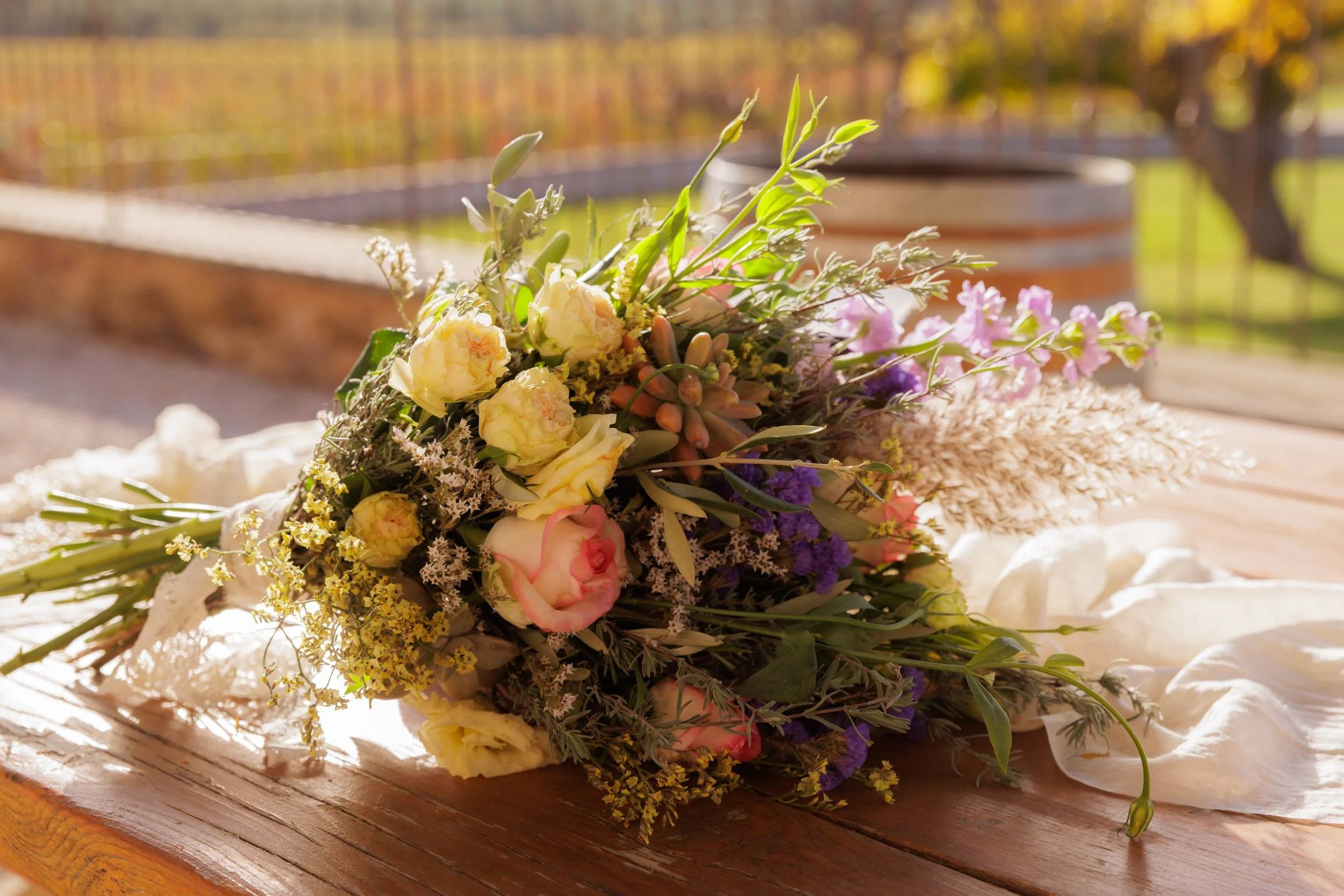 Détails floraux pour une réception chic à Pierrefeu-du-Var.