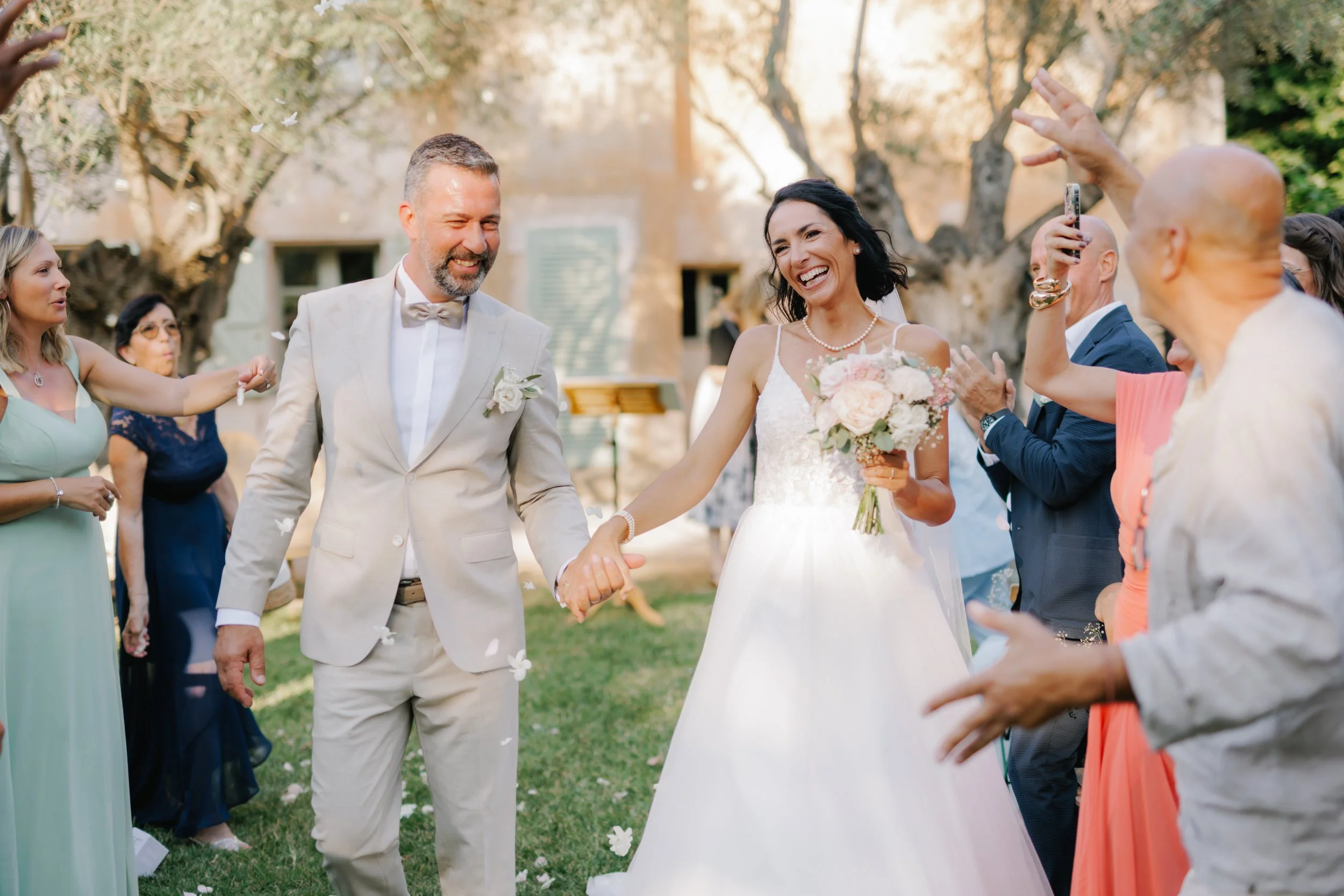 Portrait de couple naturel et lumineux lors d'un mariage au Château des Demoiselles dans le Var.