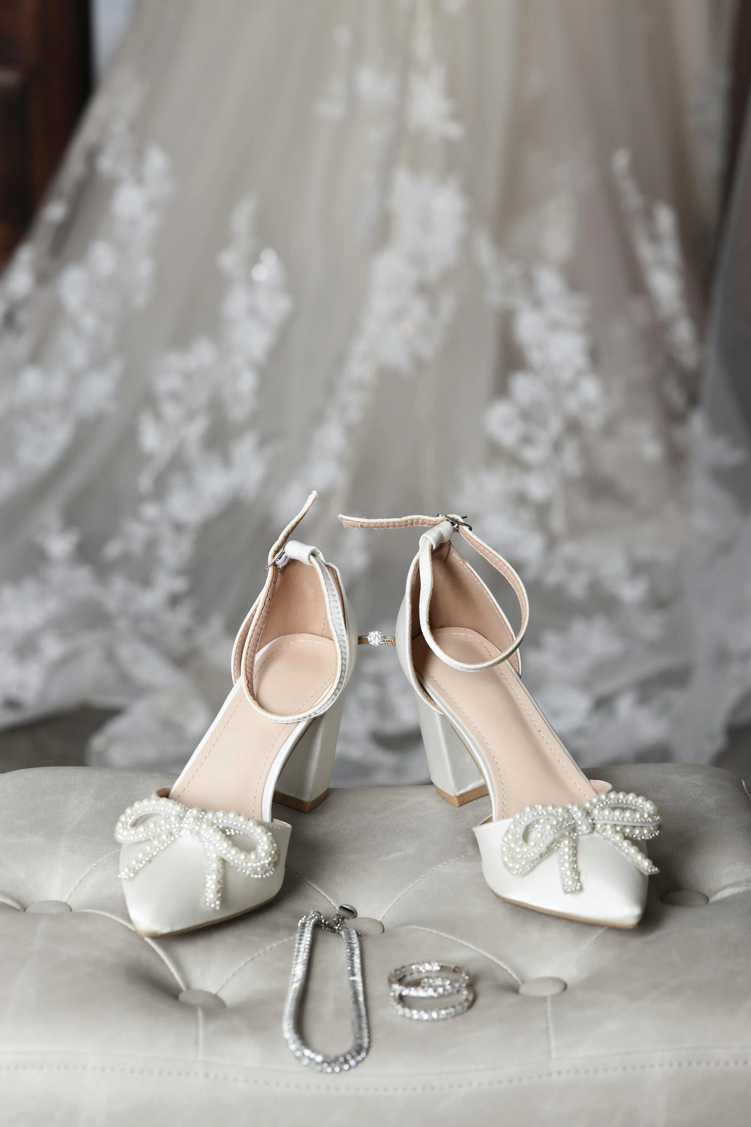 Chaussures de mariée avec perles et bijoux de mariage à Saint-Tropez – Reportage photo haut de gamme dans le Var.