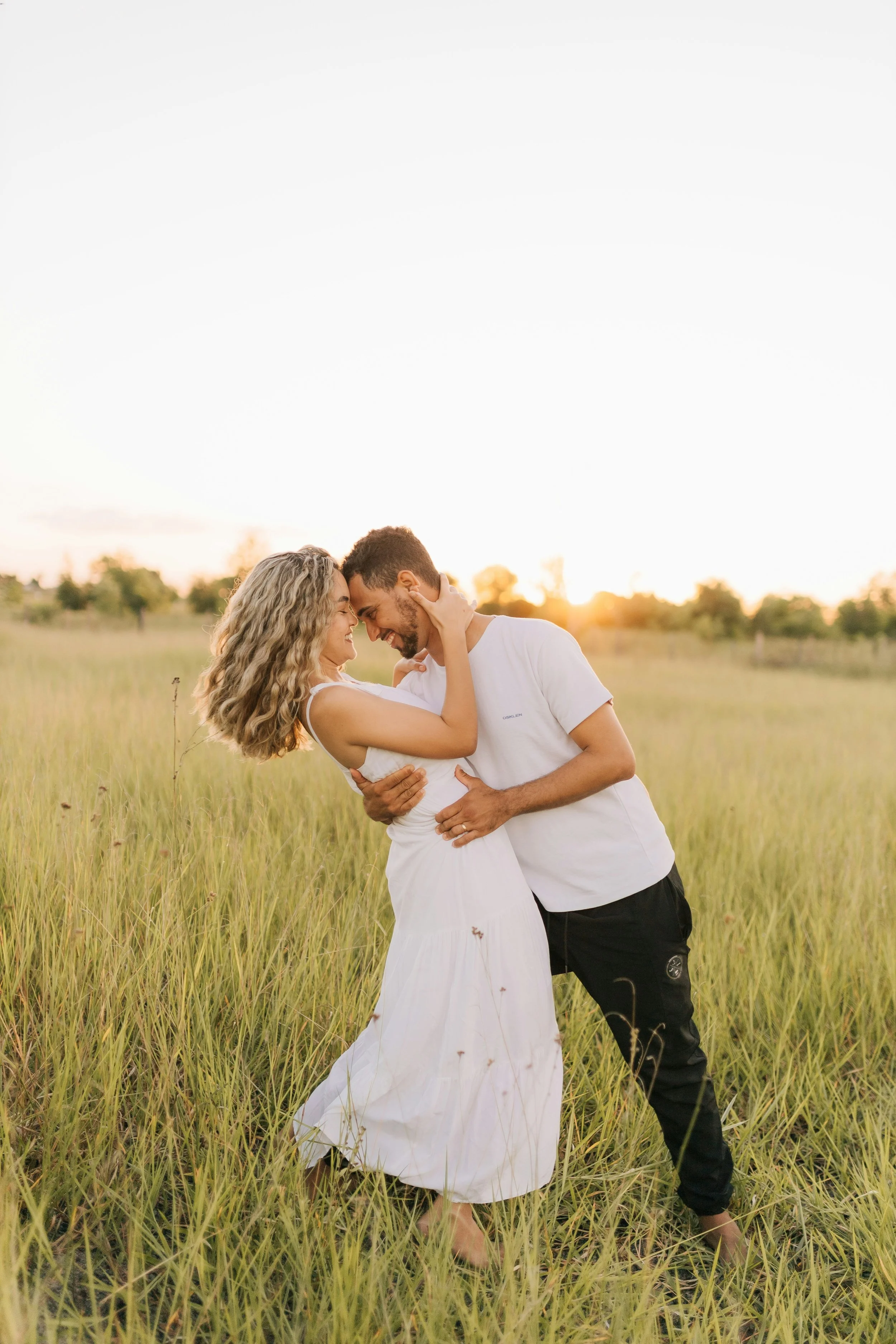 Séance photo de couple au coucher du soleil en Provence – Style photographique lumineux et naturel dans le Var.