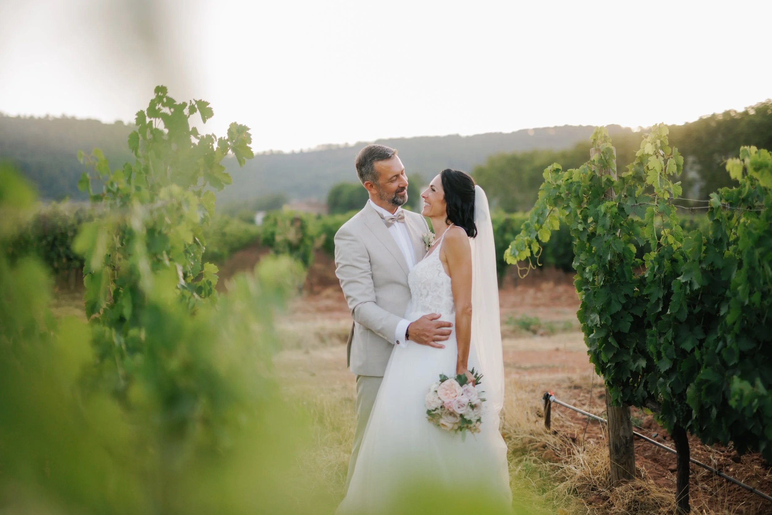 Séance photo de couple dans les vignes au Château des Demoiselles – Reportage mariage naturel en Provence.