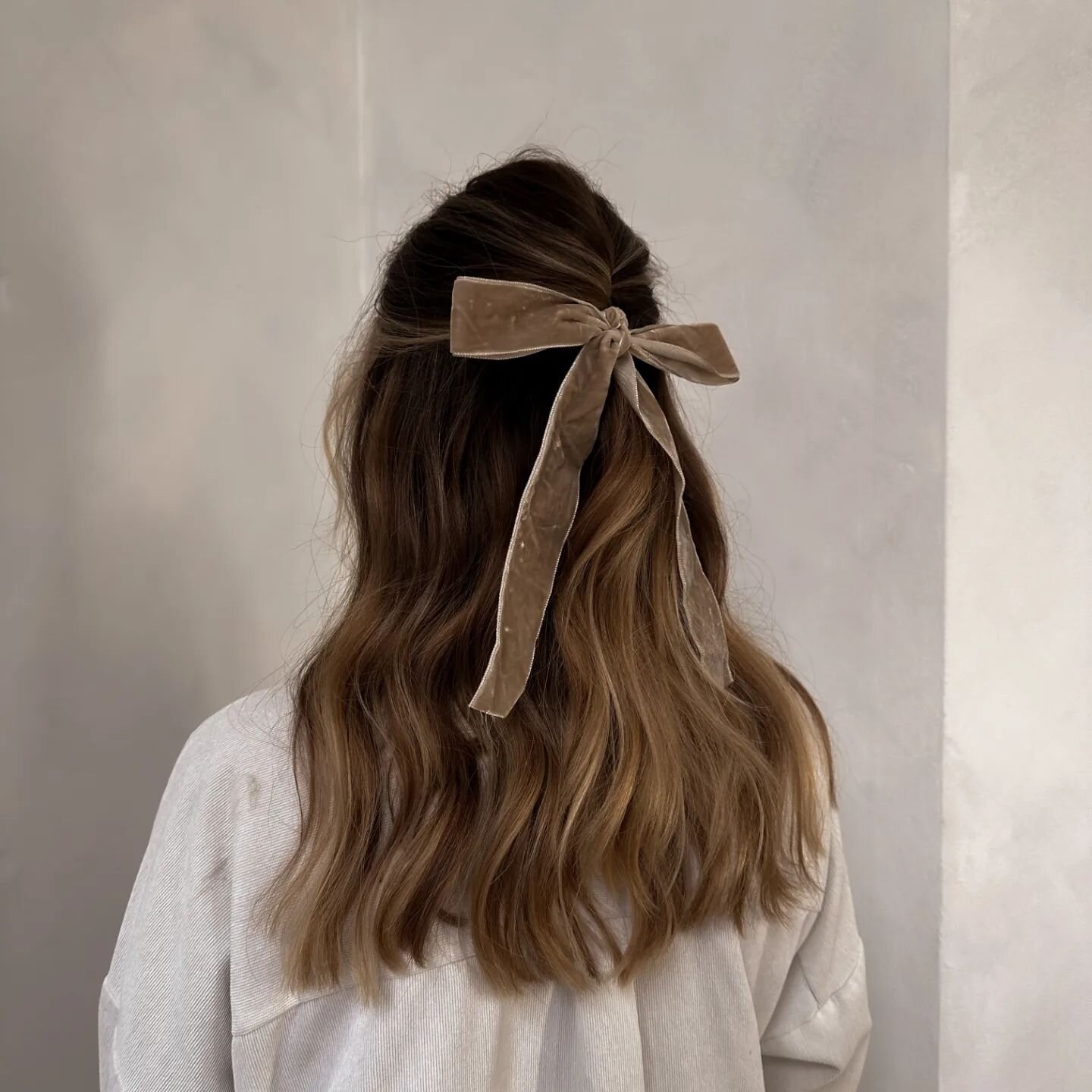 I'm partial to a ribbon these days
Which is your fave? 
1,2 or 3
#siobhanjoneshair
.
.
.
.
.
.
.
.
#hairaccesories #ribbonhair #londonhairdresser #sussexcolourist #sussexhair #surreyhairdresser #blondehighlights #blondehair #hairtipsandtricks #hairti