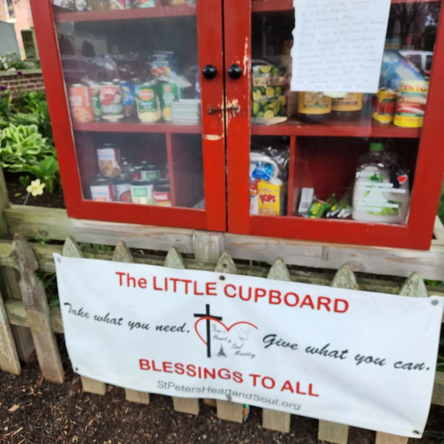 Saw this adorable little cupboard on our adventures in Lewes DE and had to go to the car and grab a couple travel bags to contribute. There should be more of these all over such a lovely idea. 💙🥄🥛💚