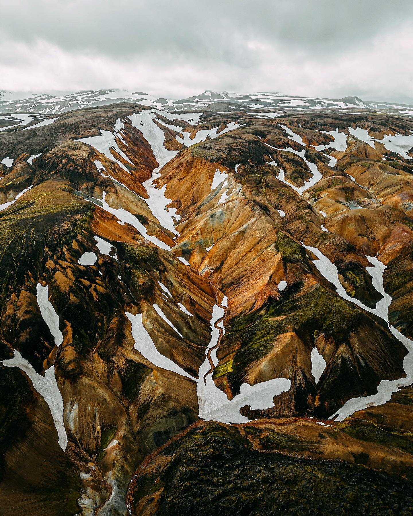 The remote Highlands of Iceland are pure beauty for the eye. But it's hard to get a real view of them without some time spent there and #drone. This incredible view, well known for a lot of landscape photographer, is just 2 hour from the #landmannala