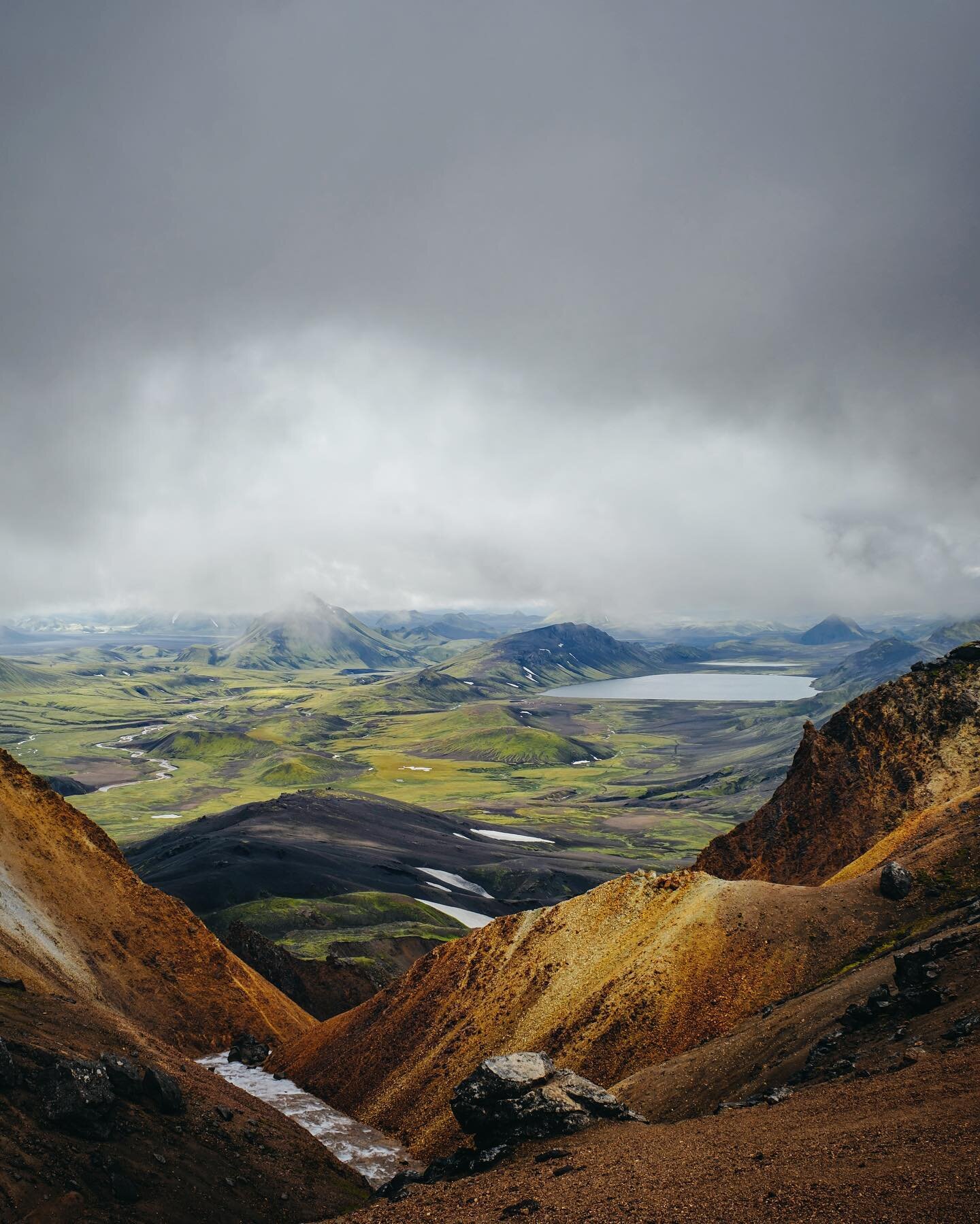 A permanent feeling of being in a LOTR movie&hellip; this was day 2 and we almost get lost in the fog/rain before reaching this incredible spot. It&rsquo;s possible to see &Aacute;lftavatn Lake and the small hut nearby.
@davide_brocco with a 20kg bac