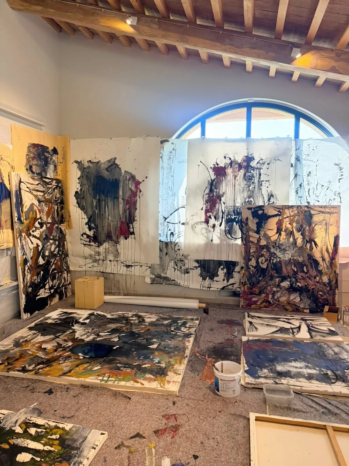 @aaron_kudi is fervently creating in the studio&hellip; 🖌️

&laquo;Gravity, over time, has become a slow teacher to me. You cannot hurry a pour any more than you can hurry the turning of a year so you wait, not idle, but listening, until the shape c