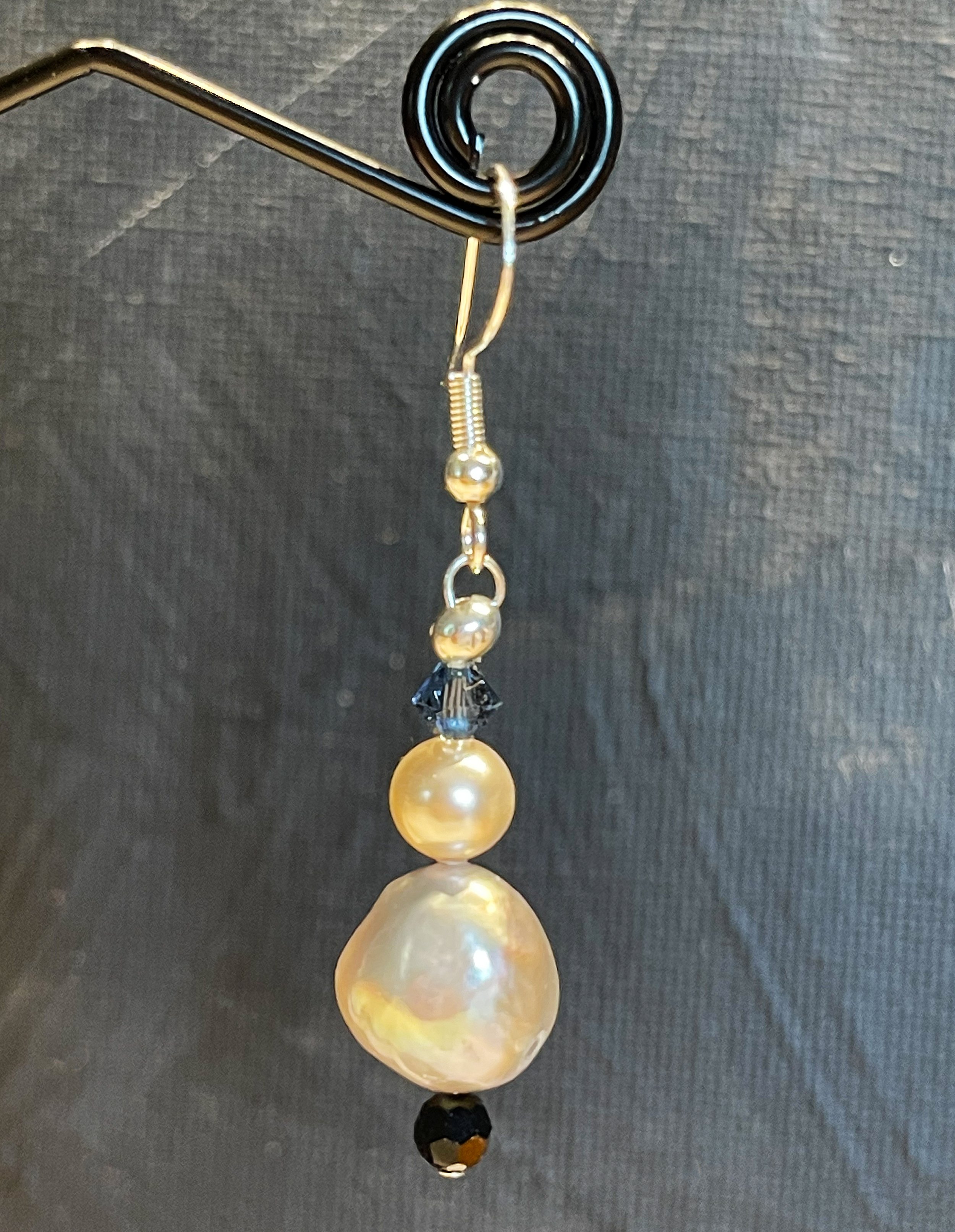 Pearlblackearrings4.jpg