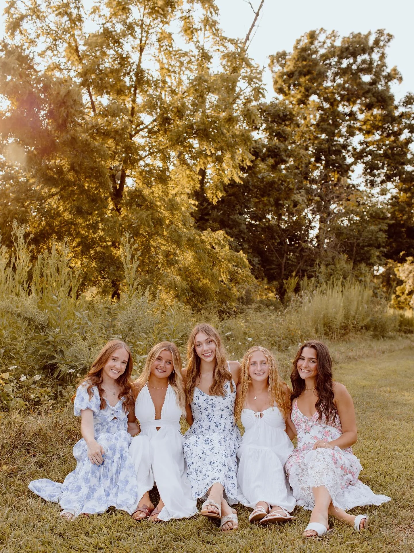 Senior Sunday but with your best friends 🩷✨ 
.
.
.
#seniorportraitphotographer #illinoisseniorphotographer #illinoisseniorphotography #illinoisseniorportraits #seniorsunday #canonphotographer #canonphotography #seniorphotoshoot #bestfriendphotoshoot