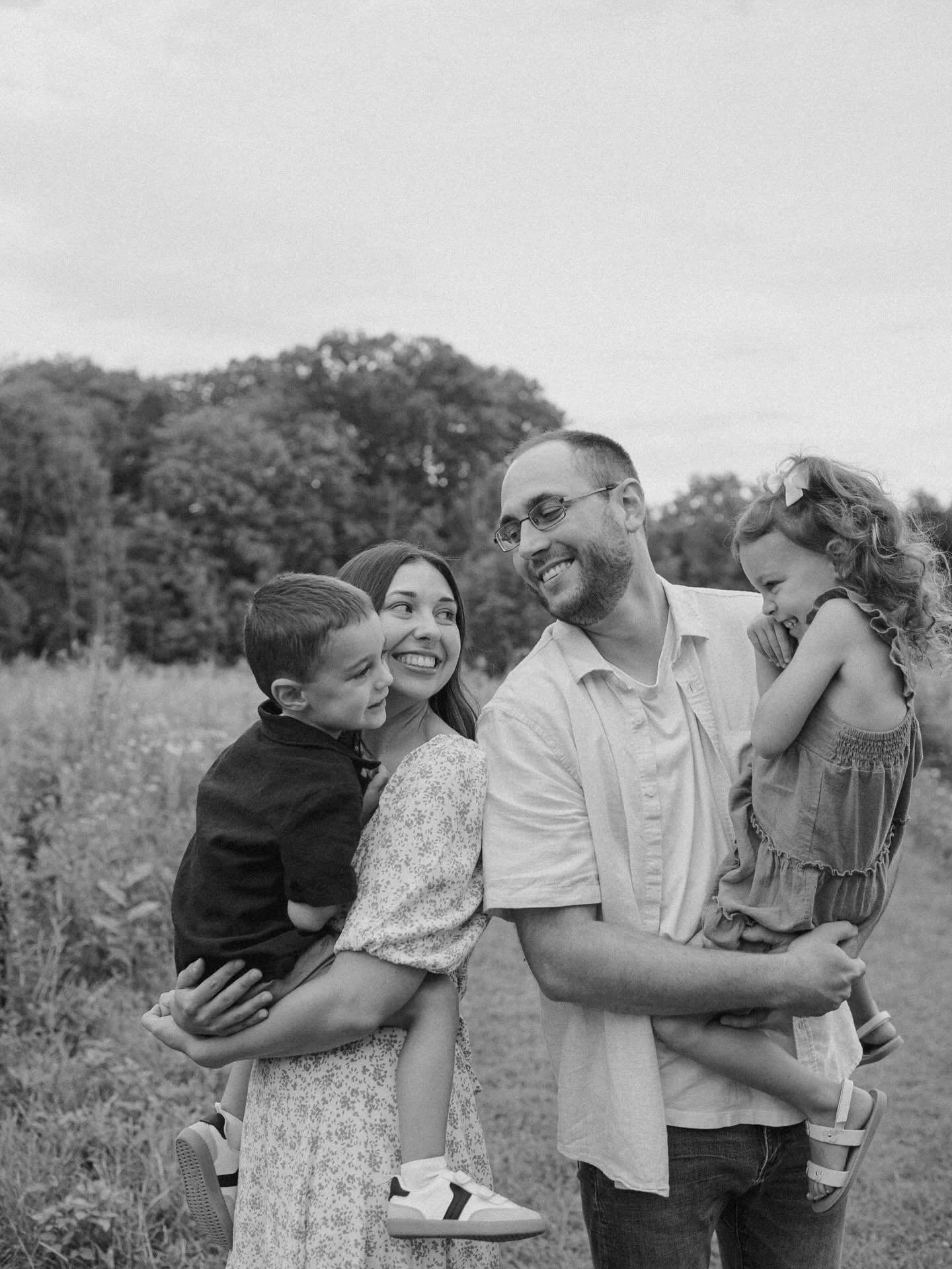 The Randall family 🤍 
.
.
Such a gorgeous evening capturing this perfect little family of four! Lots of giggles and silly secrets shared that brought out the biggest smiles for this session! Just loving all of my early fall family photos!🥰 
.
#fami