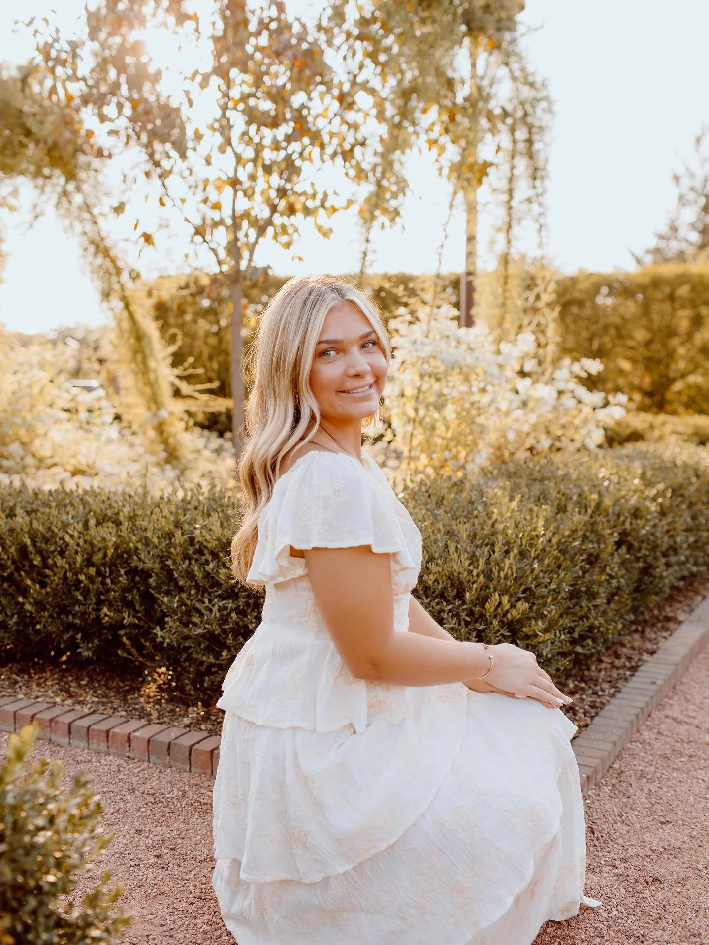 SARAH 💖 
.
.
Another beautiful cousin of mine for this senior Sunday post!! From the sunset, to the flowers, could Sarah and this session be anymore gorg?! Loveeed being able to run around &amp; capture this special memory for Sarah as she takes on 