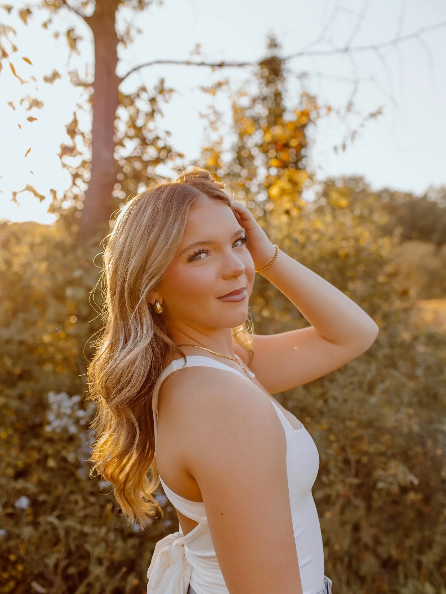 Senior Sunday for @maddie.kelso ✨💛
.
.
Golden hour fall sessions are simply the best! Had so much fun capturing Maddie&rsquo;s senior photos and hearing all about whats ahead for her future!💇🏼&zwj;♀️ From the outfits to the weather, this session w