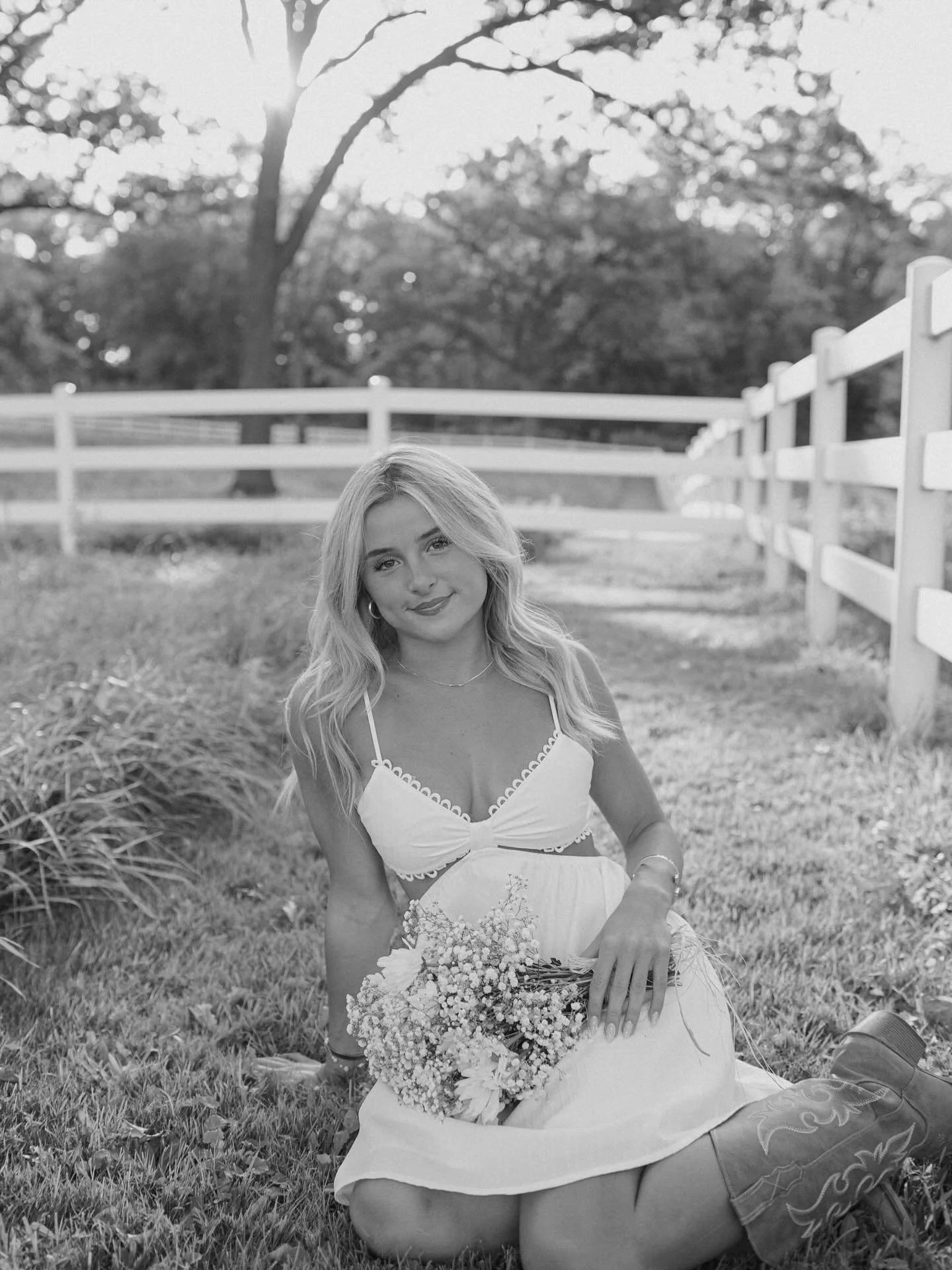Marysia🌼🤎✨ 
.
.
Golden hour glow was in full effect! From the boots, the outfits vibes, to the farm fences, and flowers I simply adored capturing Marysia and having her personality shine through these photos! &lsquo;26 seniors you are my favorite!!