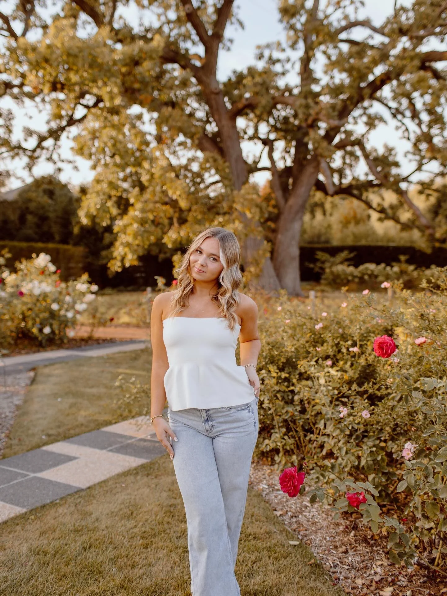 hi queen! @jordyn.lyerla 💙
.
.
Bright &amp; timeless senior photos just keep coming! So much fun capturing these gorgeous photos and getting to spend a perfect fall night at Cantigny! 

#portraitphotography #seniorportraitphotographer #seniorportrai
