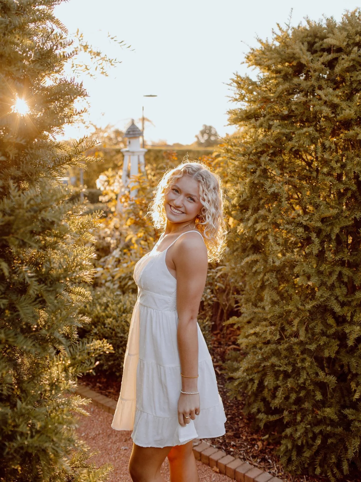 Obsessed with @morgansadelski &amp; her senior photos!!✨⭐️🤍☺️ #seniorsunday 
.
.
.
#portraitphotography #seniorphotographer #illinoisportraitphotographer #illinoisportraitphotography #canon #canonphotos #canonphotographer #canonphotography #portrait