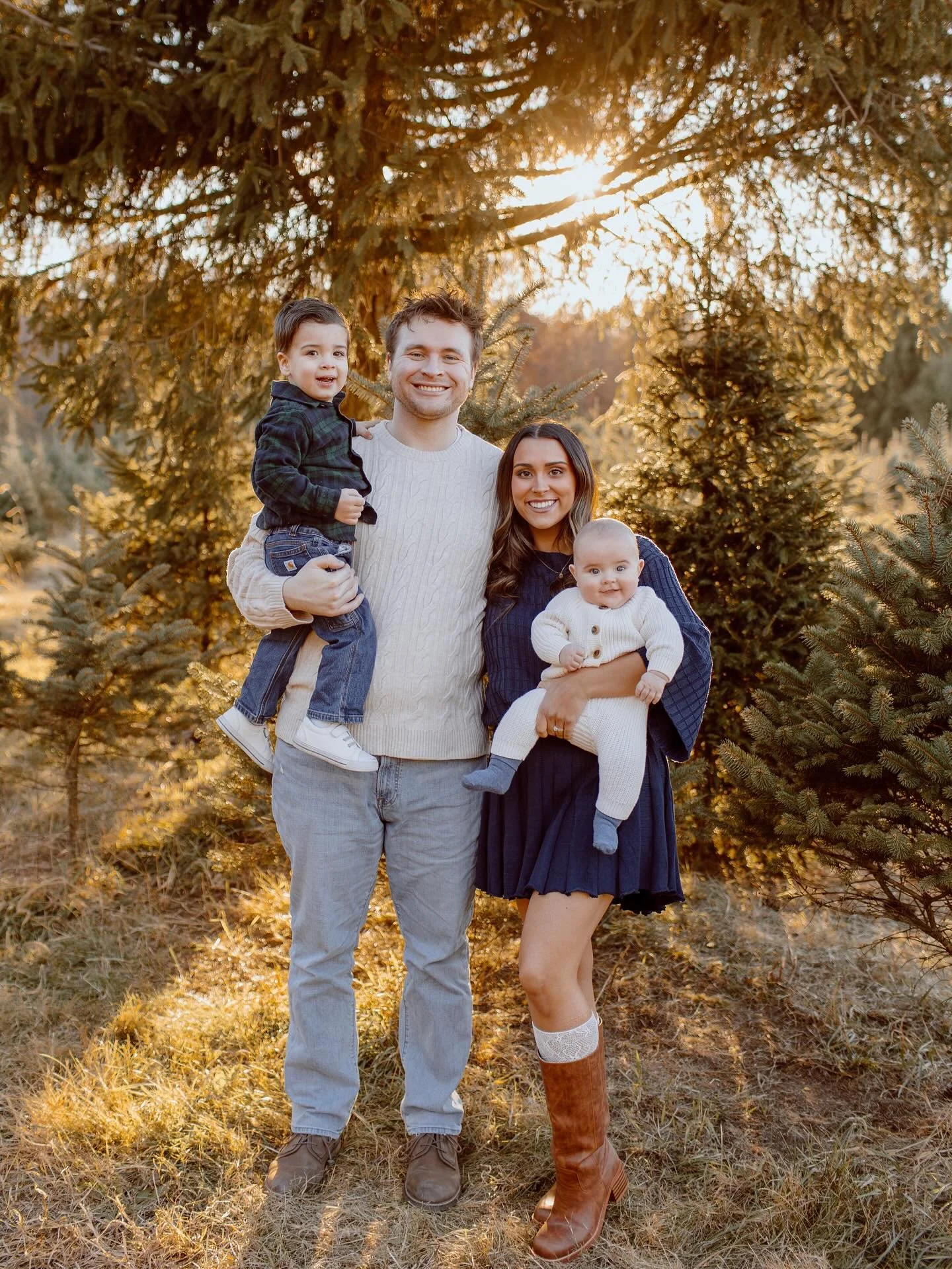 Capturing timeless tree farm memories🌲✨
.
.
Wishing all of my clients a great holiday season!🤍 
.
#christmasminisessions #holidayminisessions #familyphoto #familyphotos #familyportraits #familyphotography #holidayfamilyphotos #treefarmsessions #tre