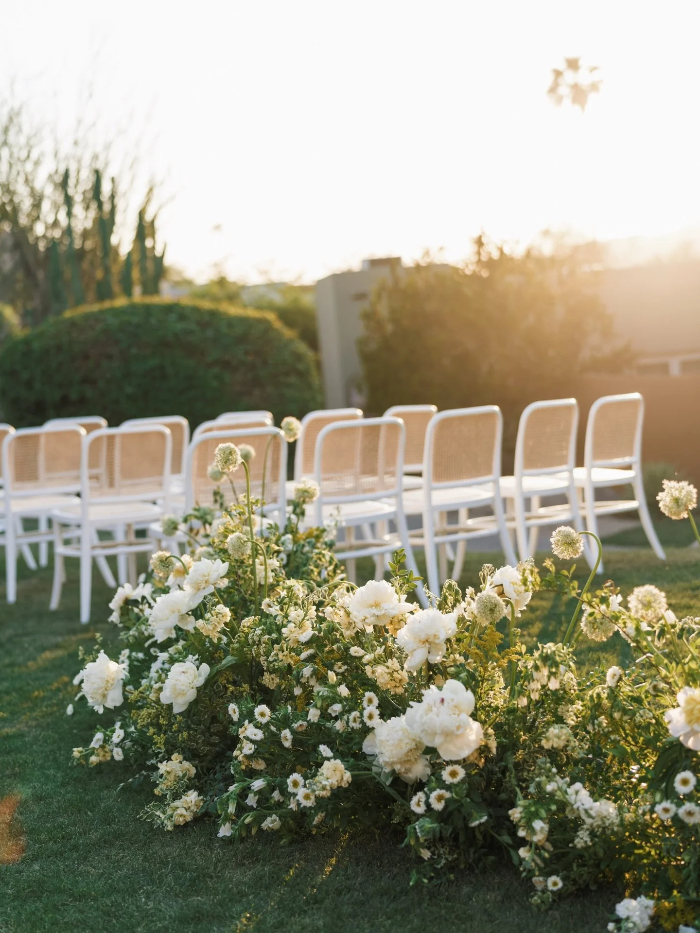 When the sun hits just right on those details 👌🏼

Planning and Design: @emeraldgraceplanning 
Venue: @sanctuaryweddings 
Photo: @ashleyraephotography 
Video: @camandlarisa 
Content: @lovestories_wcc 
Floral: @floralsbykendra
Cake: @a.cakesbakery.az