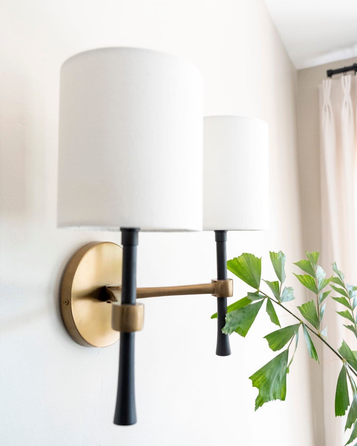Hey Saturday, 

Set the mood with lighting. Oh yeah, a dimmer switch is key. 🥂

#homecourtinteriors 🏆
📸: @christahuntphoto 

#lightingdesign #wallsconces #homedesign #interiorlighting #potterybarn #potterybarnstyle #lelandwallsconce