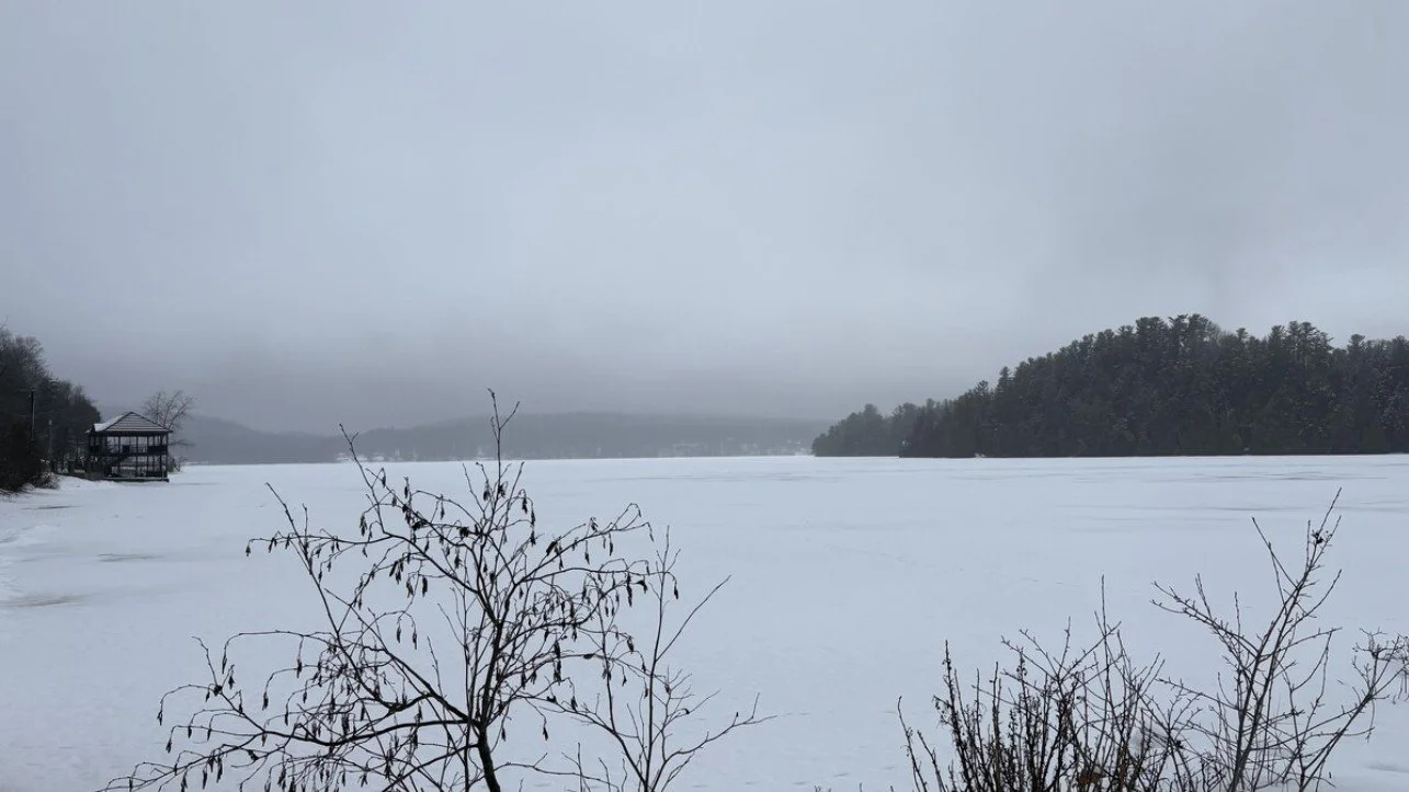 De la neige souillée envoyée dans le lac Massawippi