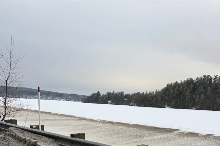 De la neige sale soufflée directement dans le lac Massawippi