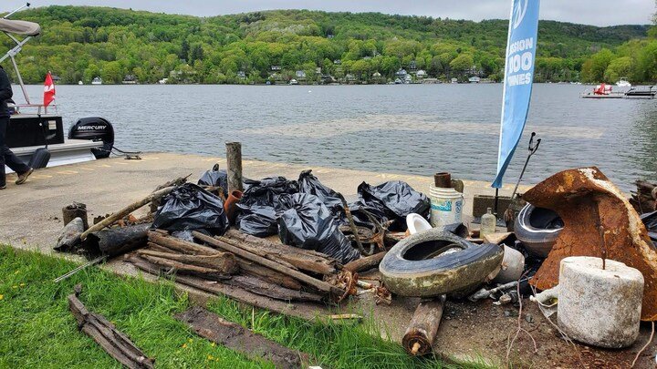 1200 livres de déchets extirpées du lac Massawippi