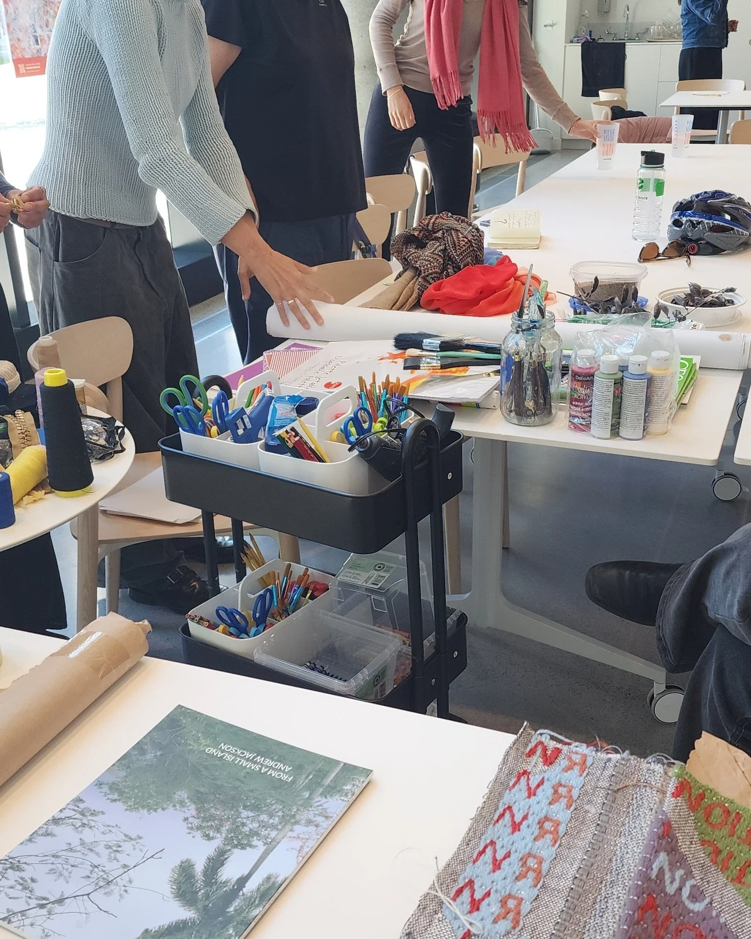 Retour sur notre atelier donn&eacute; au Centre SANAAQ (@centresanaaq)  la fin de semaine derni&egrave;re! Merci d'avoir &eacute;t&eacute; des n&ocirc;tres 🩷

@sophiaborowska @andrewjackson_art @bleu.feux 

A look back at our workshop held at the SA