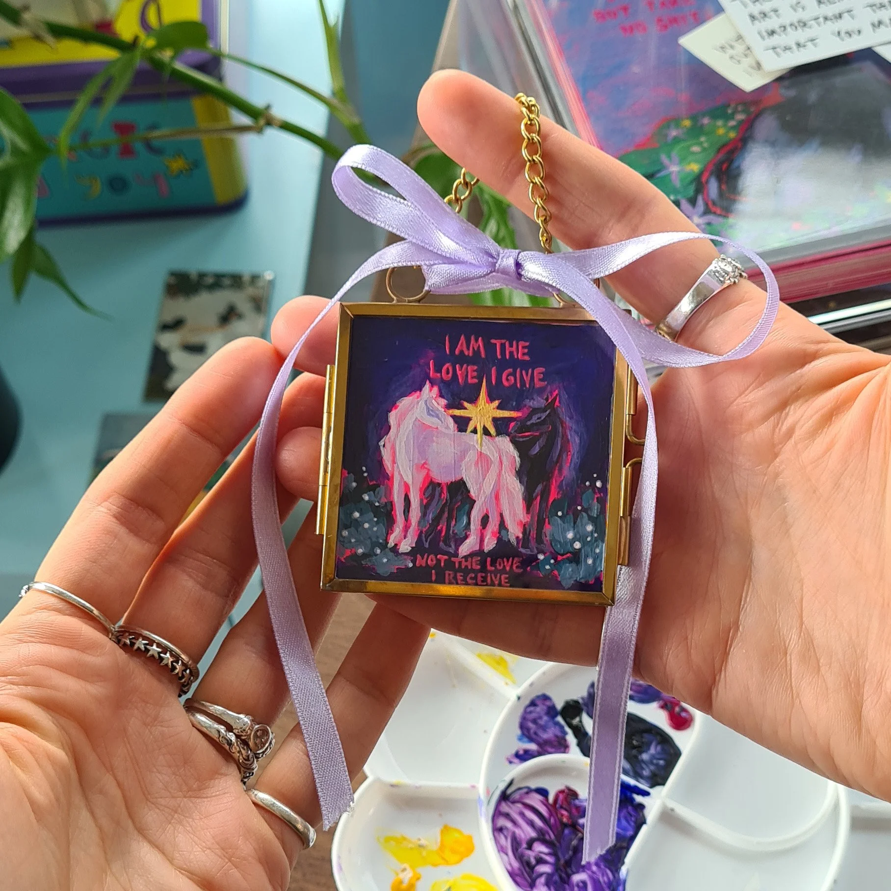 »Horses in Love« Glass Locket, bemalt mit einem Pferde-Motiv in Acrylfarbe, mini original Malerei von der Künstlerin Hannah Stollenwerk.