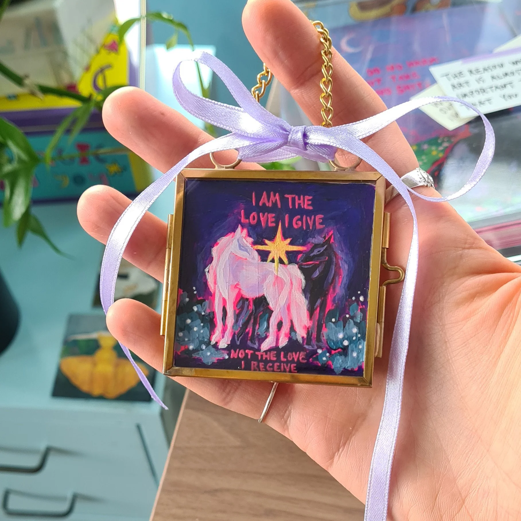 »Horses in Love« Glass Locket, bemalt mit einem Pferde-Motiv in Acrylfarbe, mini original Malerei von der Künstlerin Hannah Stollenwerk.