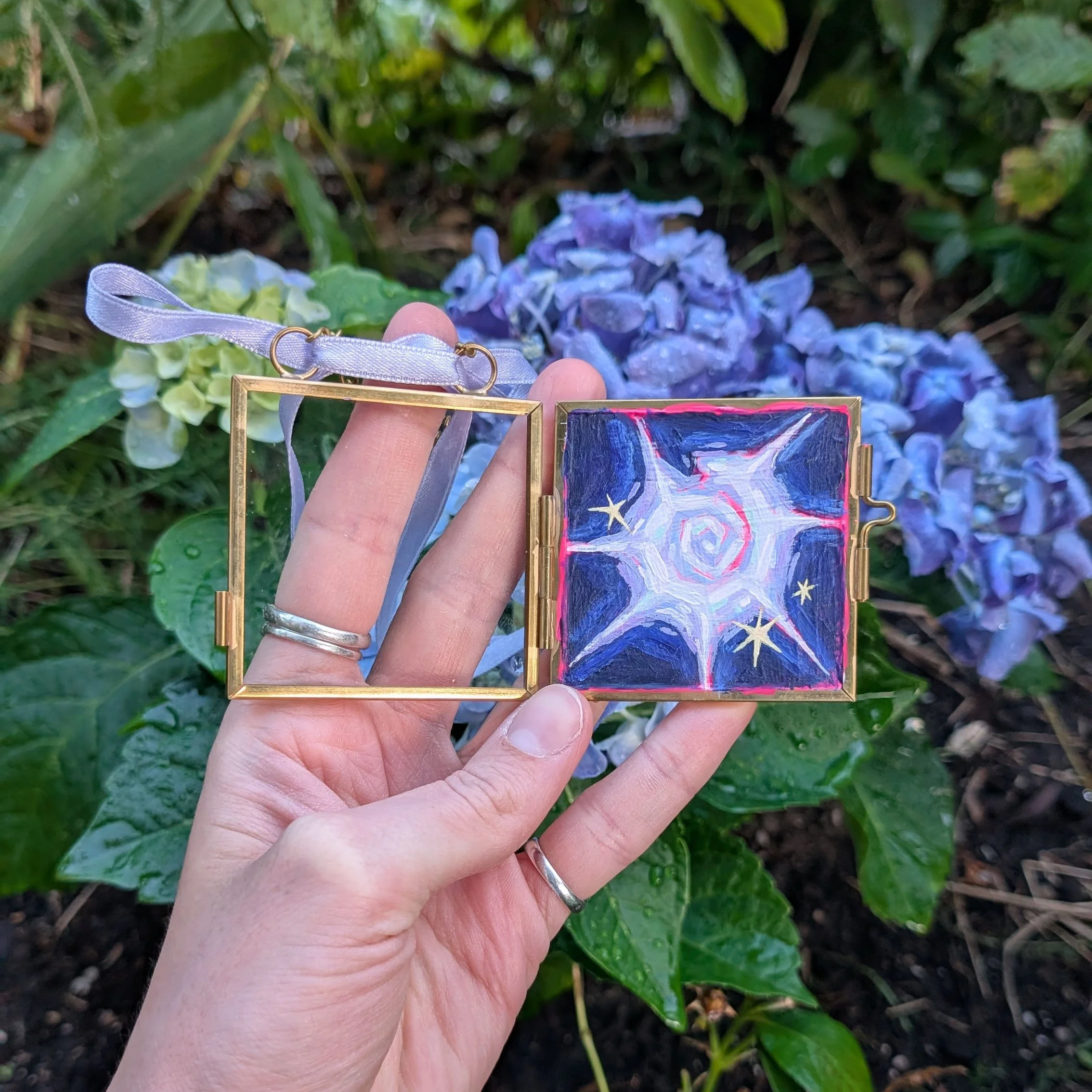 Glass Locket mit Acrylfarbe bemalt. Original Malerei und ein Unikat mit Muschel-Motiv, Künstlerin Hannah Stollenwerk.