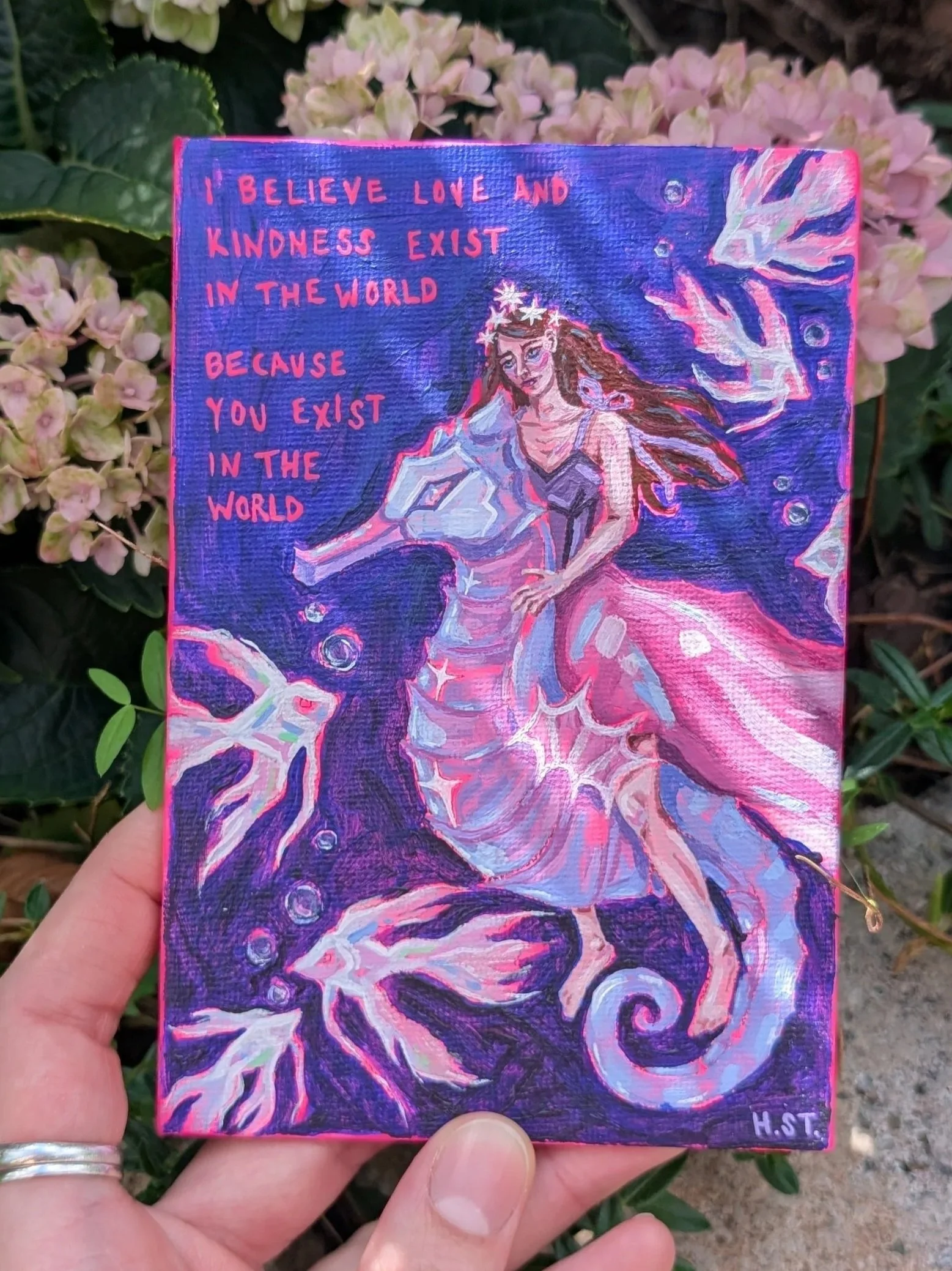 Acrylmalerei auf Leinwand von der Künstlerin Hannah Stollenwerk. Eine Frau in extravagantem Kleid reitet unter Wasser auf einem Seepferden und trägt eine Krone aus Sternen. Sie sind umgeben von schönen weißen Fischen.
