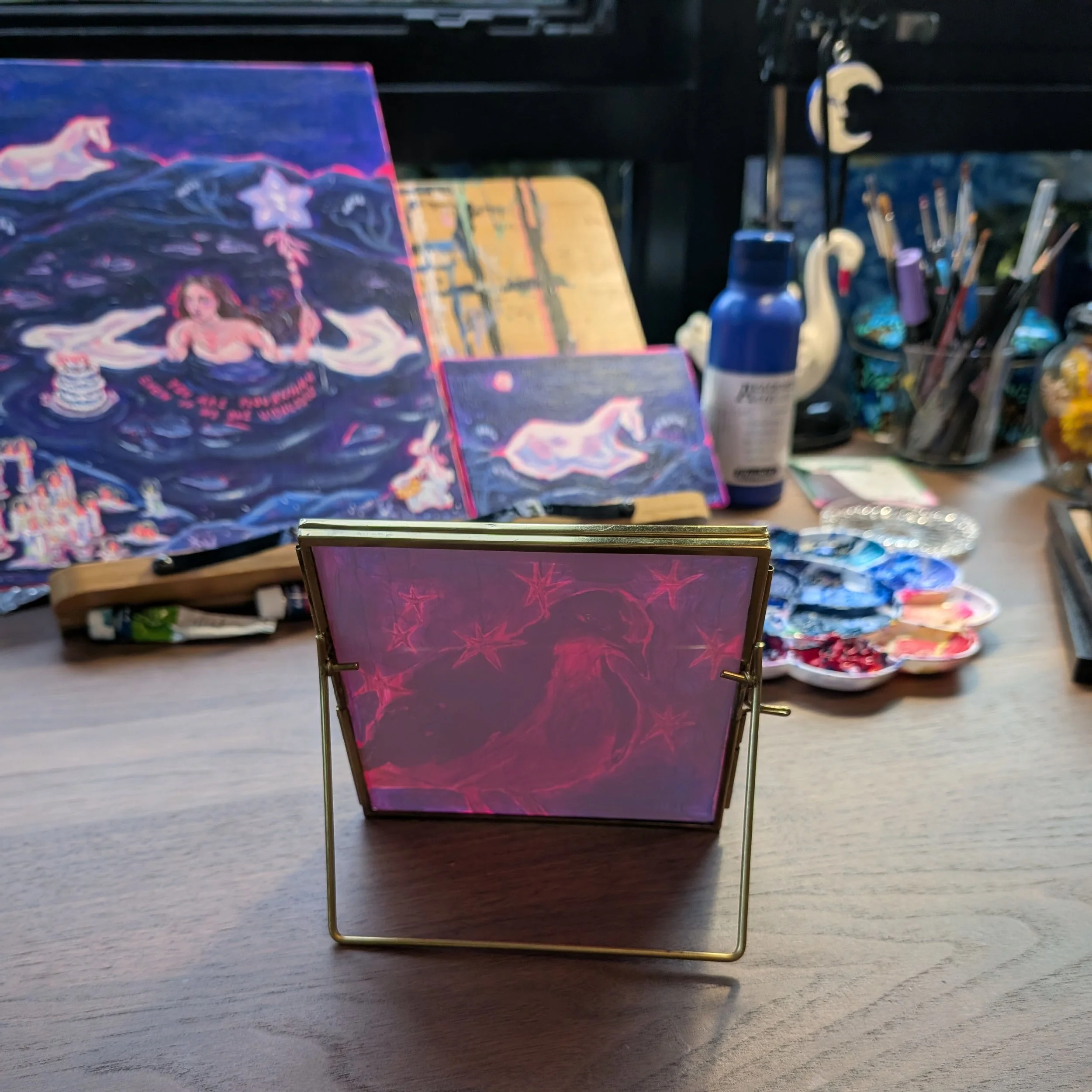 Originale Acrylmalerei mit “Bleeding Heart Dove”-Motiv auf großem Glass Locket, von der Künstlerin Hannah Stollenwerk