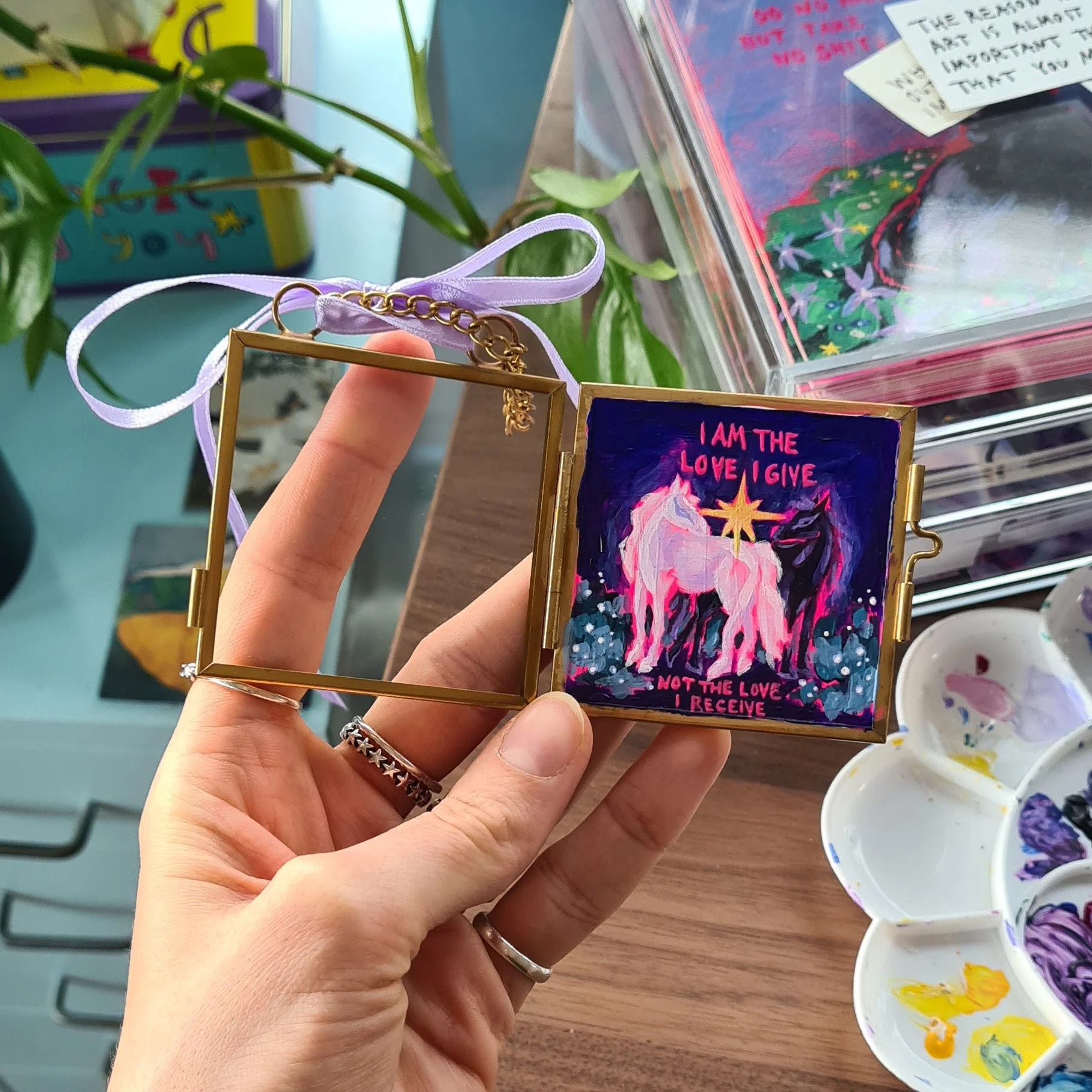 »Horses in Love« Glass Locket, bemalt mit einem Pferde-Motiv in Acrylfarbe, mini original Malerei von der Künstlerin Hannah Stollenwerk.