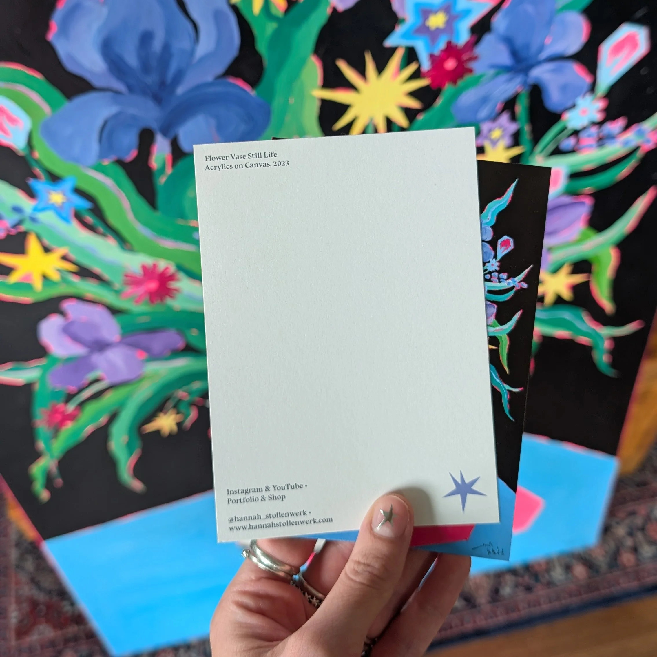 Postkarte einer Acrylmalerei auf Leinwand mit einem Blumenvasen-Stillleben von der Künstlerin Hannah Stollenwerk