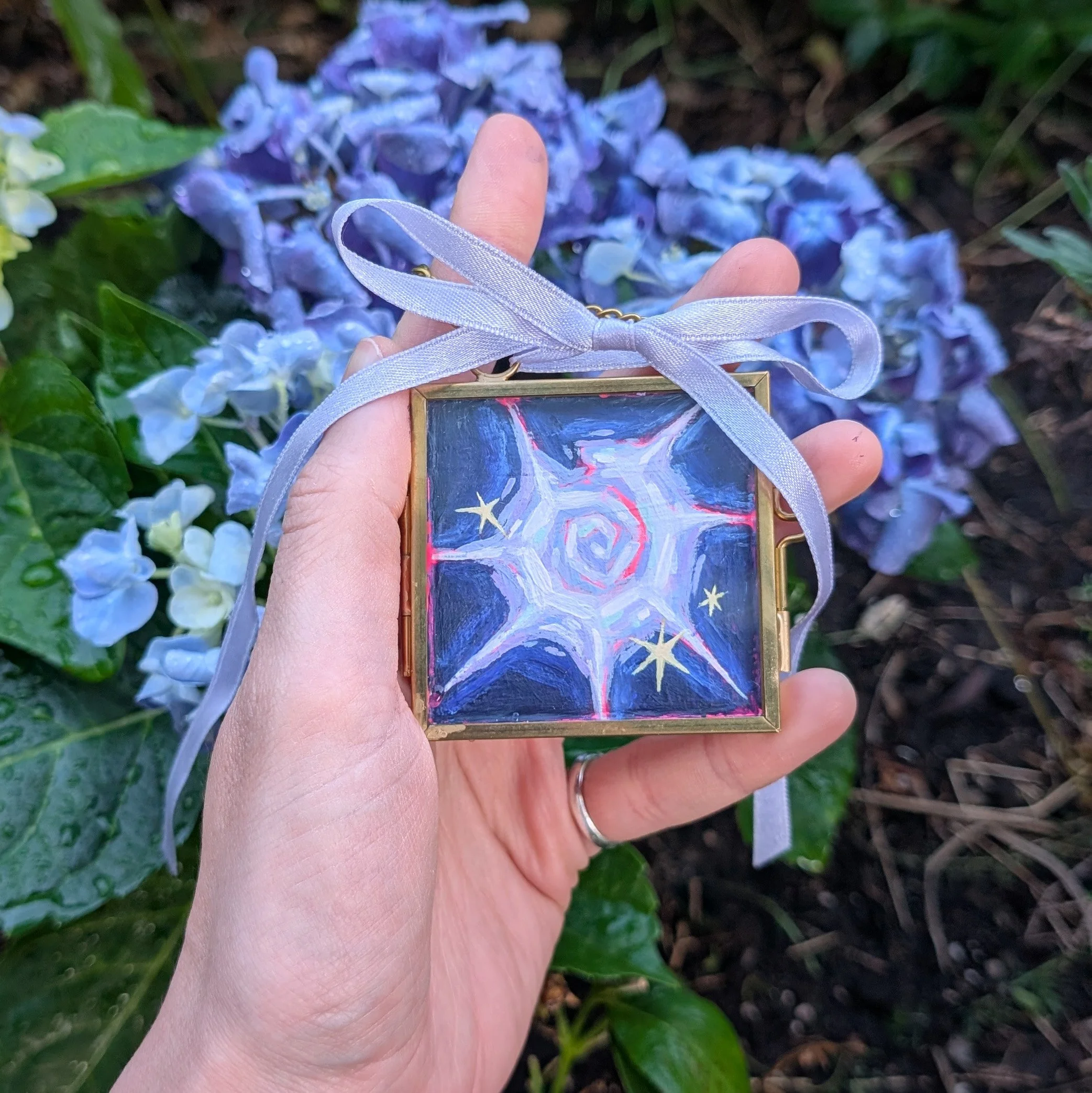 Glass Locket mit Acrylfarbe bemalt. Original Malerei und ein Unikat mit Muschel-Motiv, Künstlerin Hannah Stollenwerk.