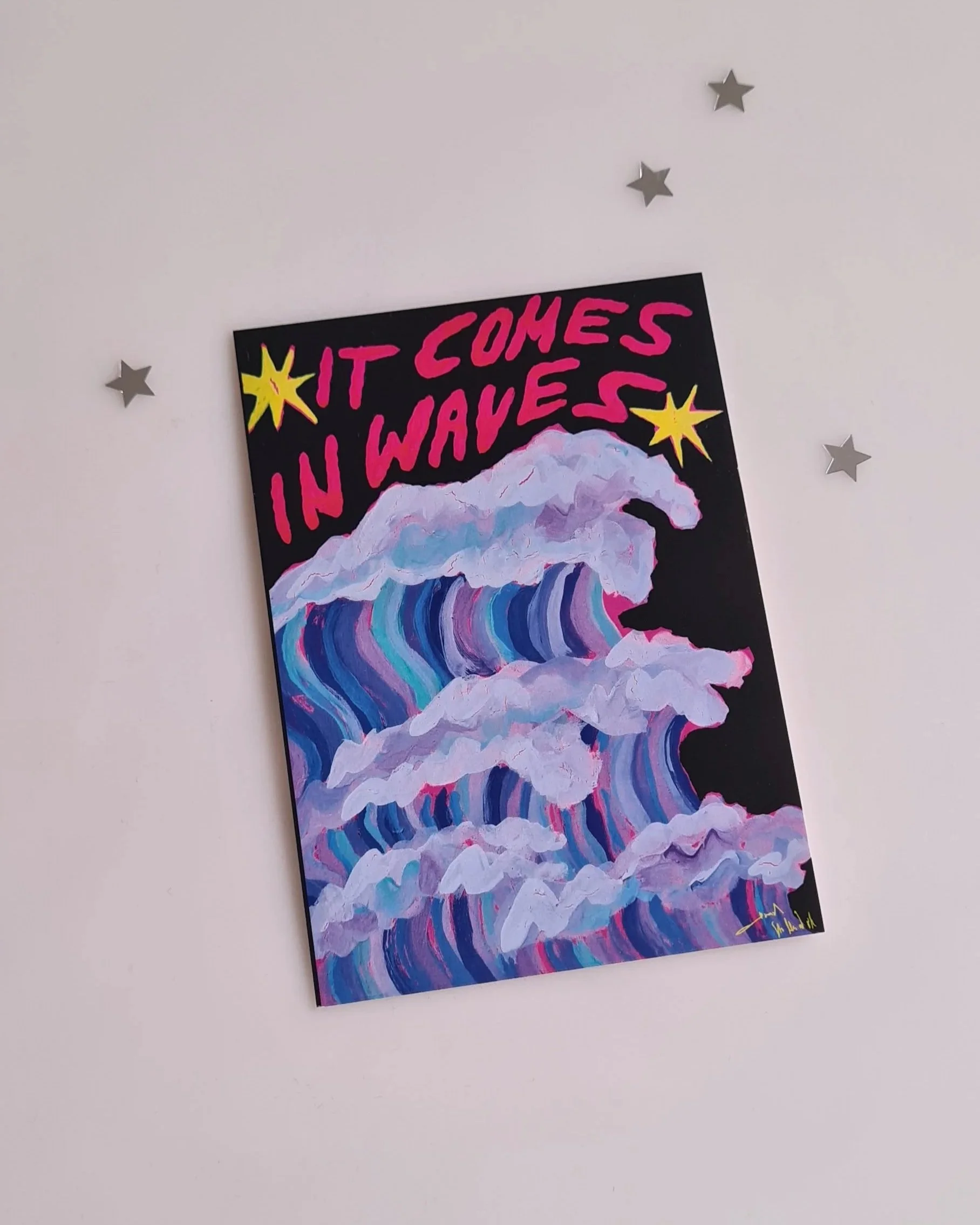 Acrylmalerei auf Holzplatte mit Wellen-Motiv von der Künstlerin Hannah Stollenwerk mit der Aufschrift »It comes in Waves« und Sternen