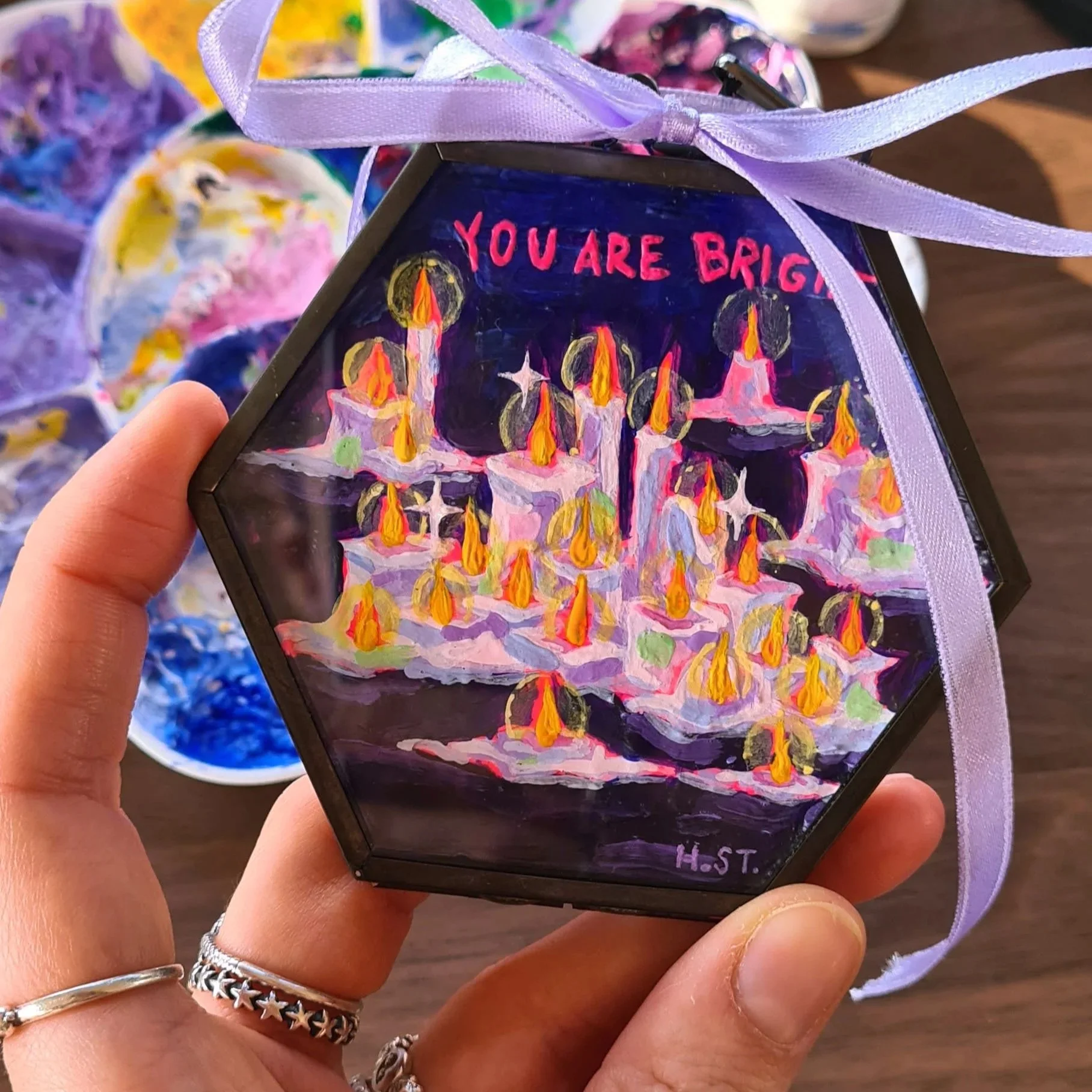 »You are Bright« Glass Locket, bemalt mit einem Kerzen-Motiv in Acryl, mini original Malerei. Künstlerin Hannah Stollenwerk.