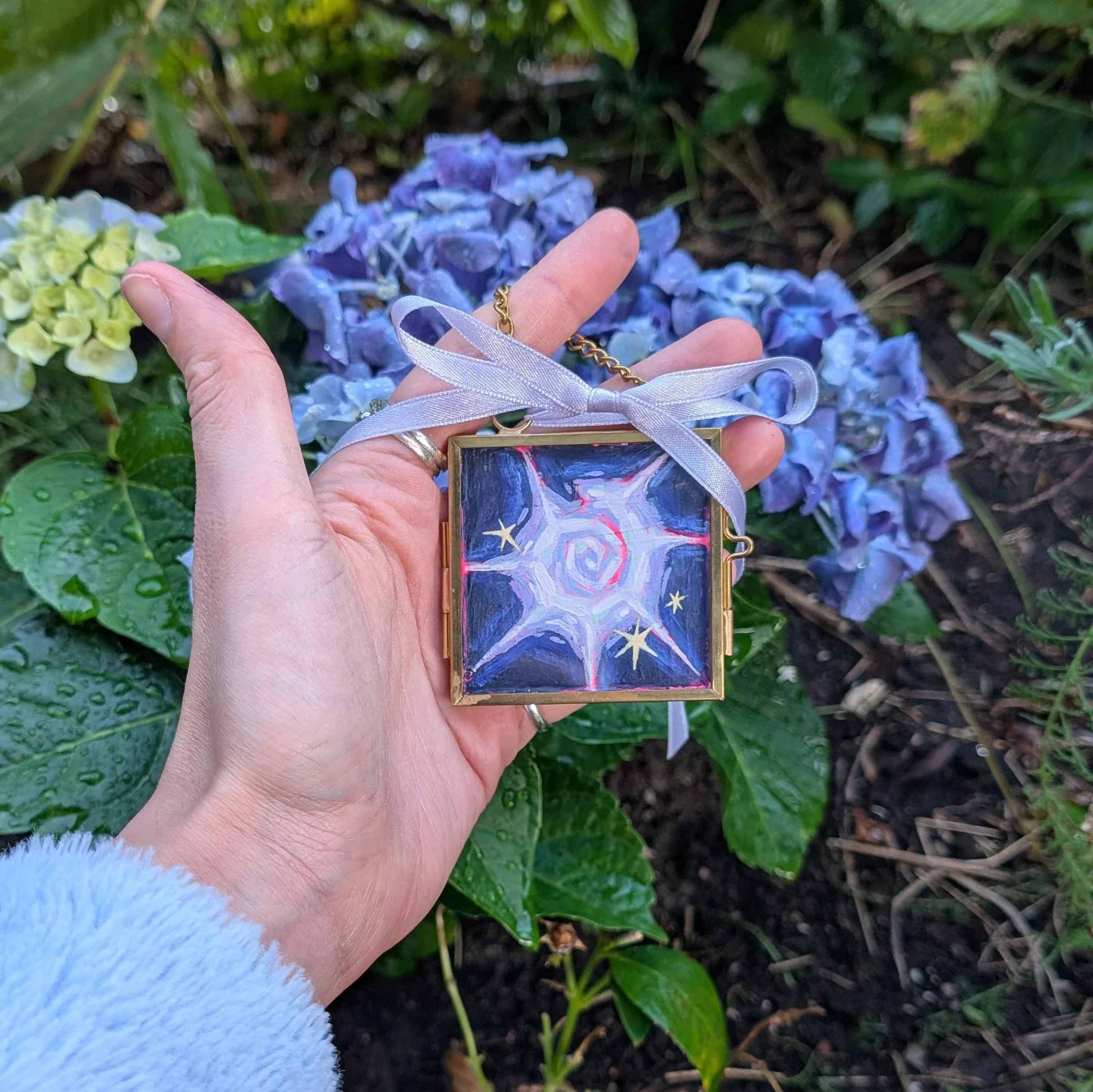 Glass Locket mit Acrylfarbe bemalt. Original Malerei und ein Unikat mit Muschel-Motiv, Künstlerin Hannah Stollenwerk.