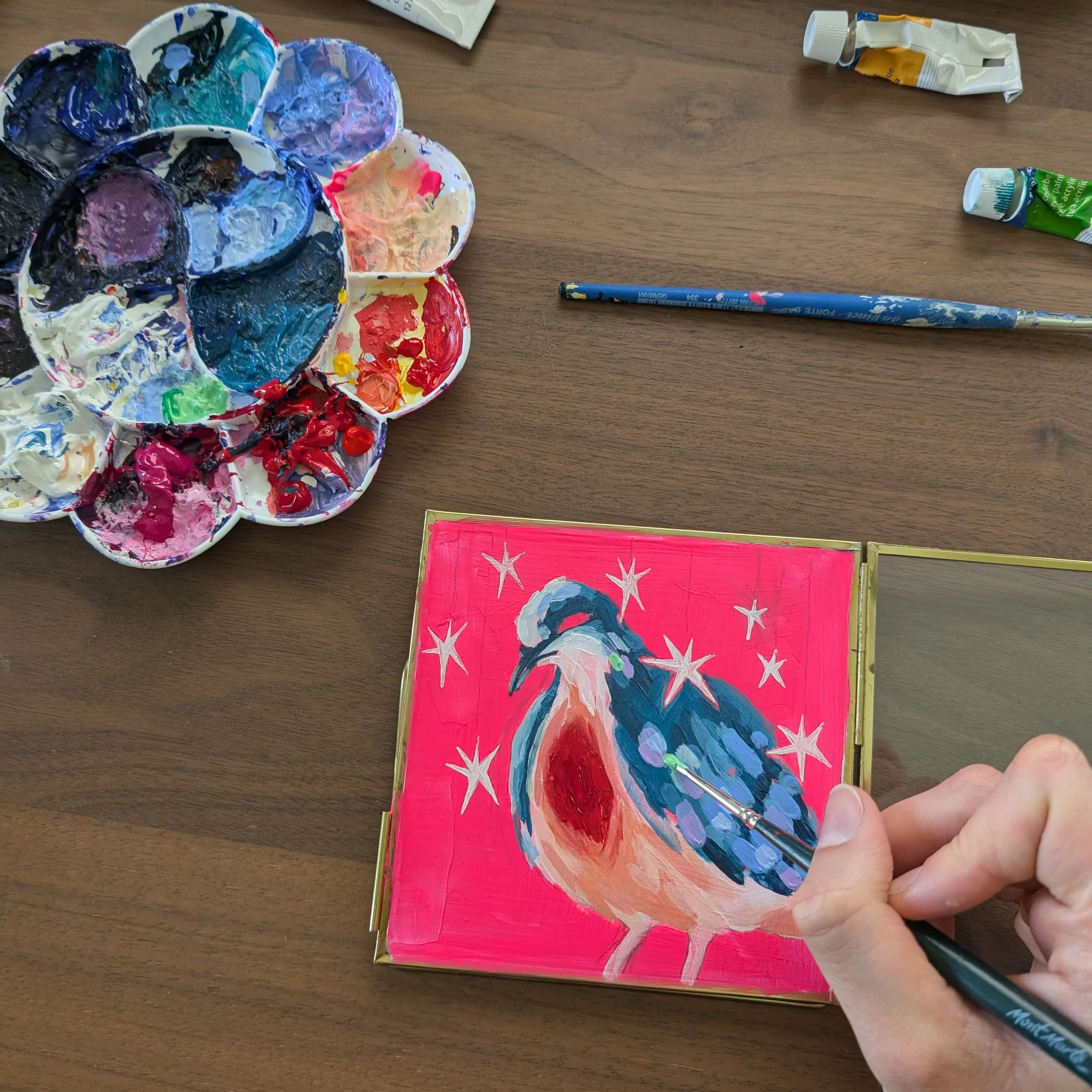 Originale Acrylmalerei mit “Bleeding Heart Dove”-Motiv auf großem Glass Locket, von der Künstlerin Hannah Stollenwerk