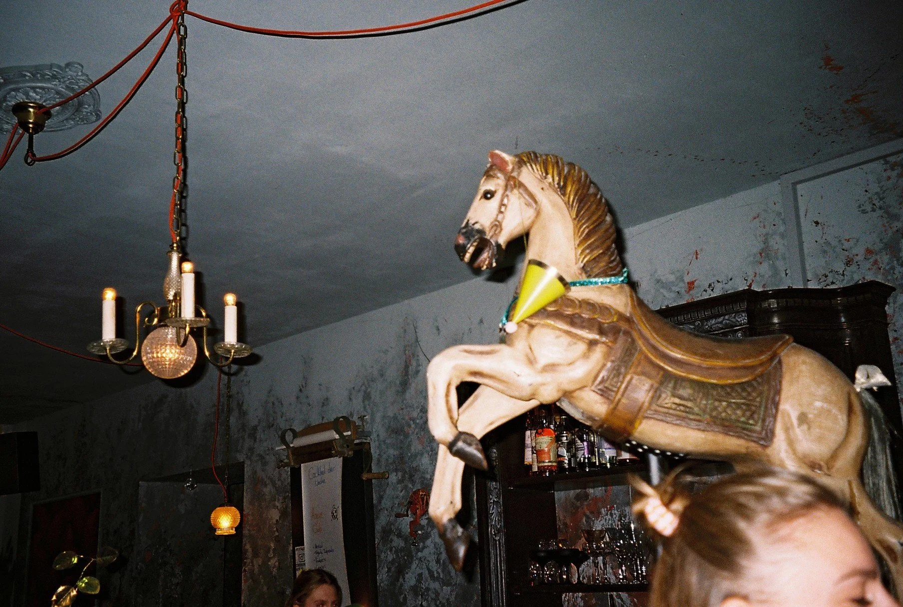 Analoge Fotografie eines Holzpferdes in einer Bar, geschossen von Hannah Stollenwerk