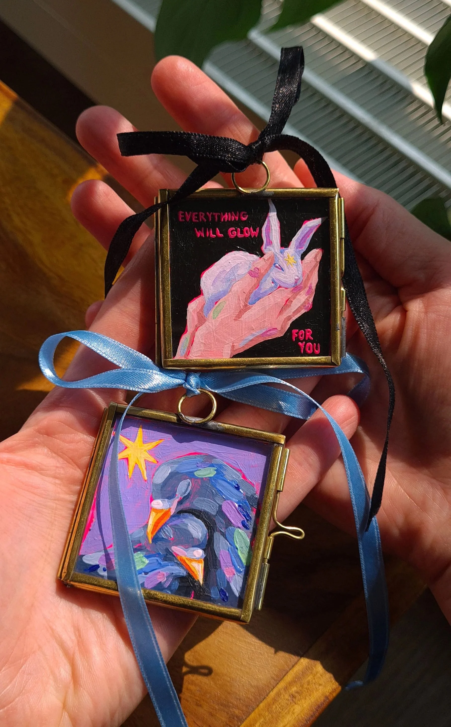 Zwei Glass Lockets mit mini original Malereien und verziert mit farblich passender pastell Schleife