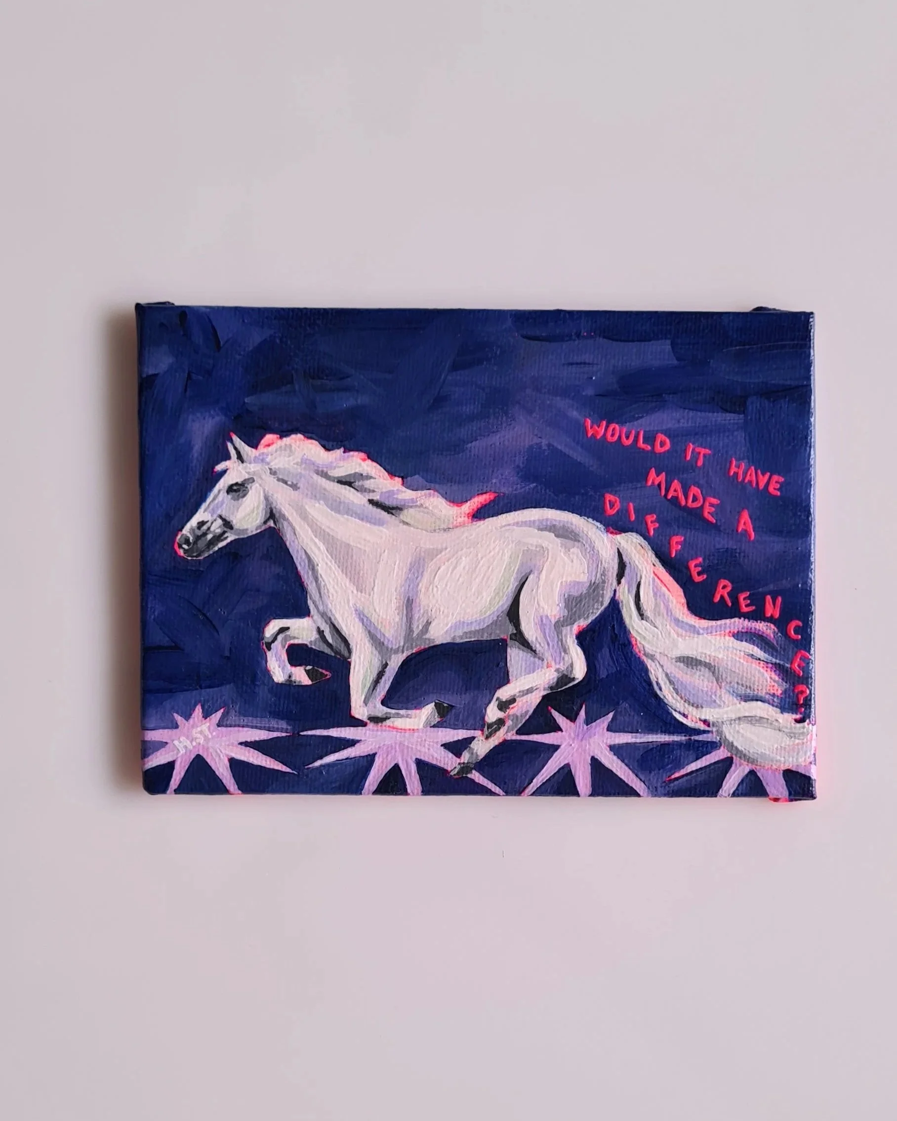 Acrylmalerei eines weißen Pferdes auf Leinwand mit Sternen in lila und der Aufschrift »Would it have made a difference?« von der Künstlerin Hannah Stollenwerk