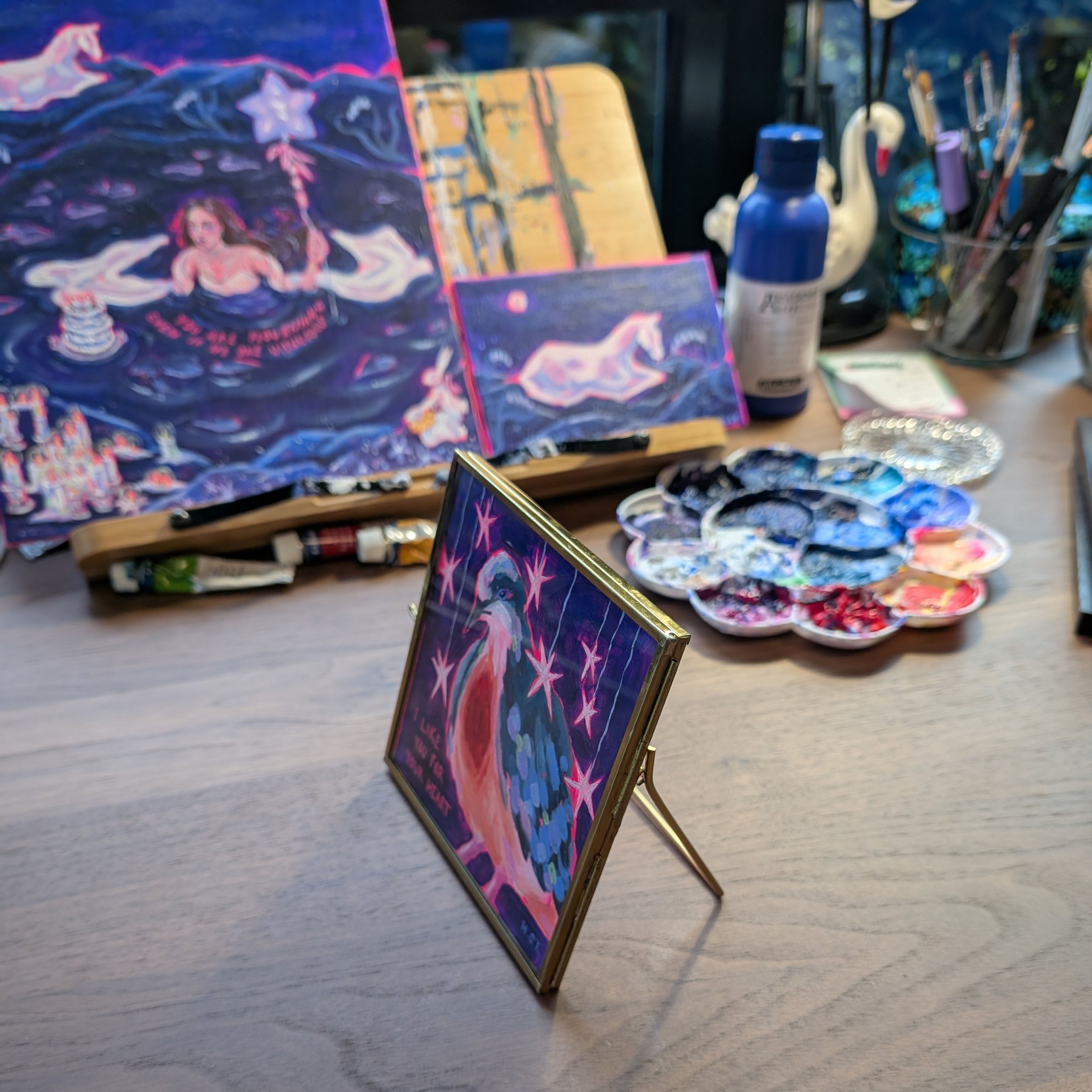 Originale Acrylmalerei mit “Bleeding Heart Dove”-Motiv auf großem Glass Locket, von der Künstlerin Hannah Stollenwerk