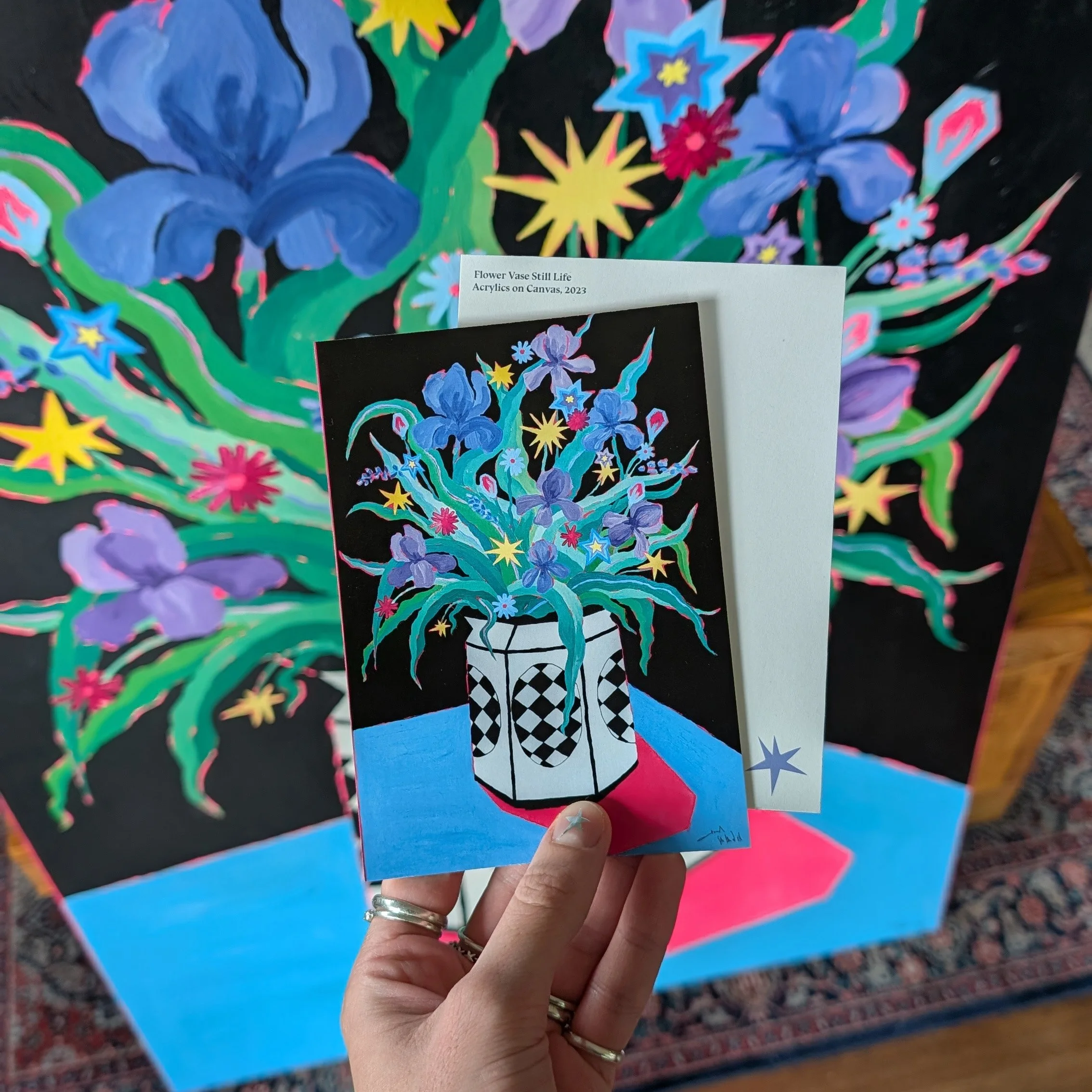 Postkarte einer Acrylmalerei auf Leinwand mit einem Blumenvasen-Stillleben von der Künstlerin Hannah Stollenwerk