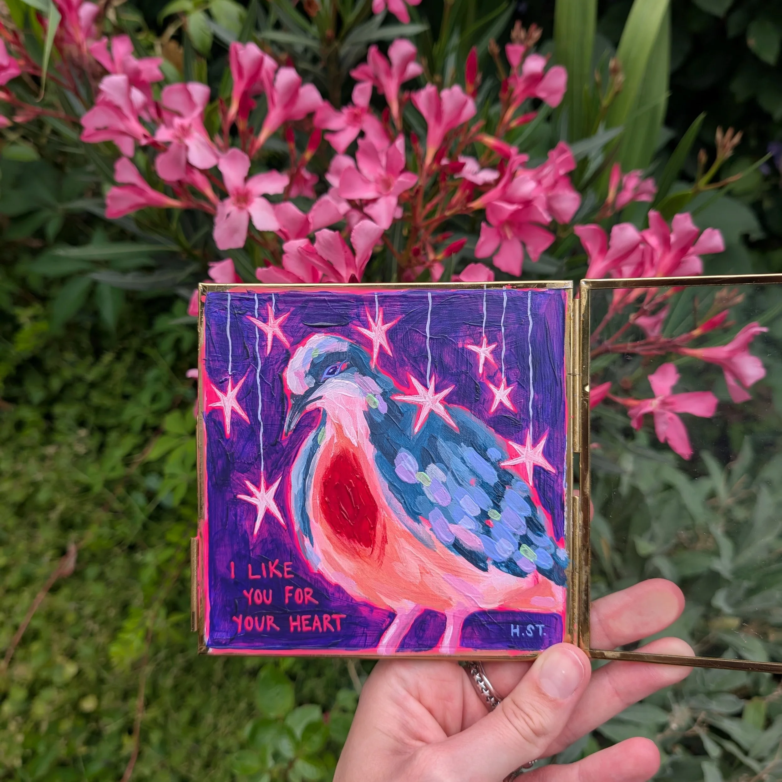 Acrylmalerei auf großem Glass Locket mit einem "Heart Bleeding Dove" Motiv und Sternen vor blauem Hintergrund von der Künstlerin Hannah Stollenwerk
