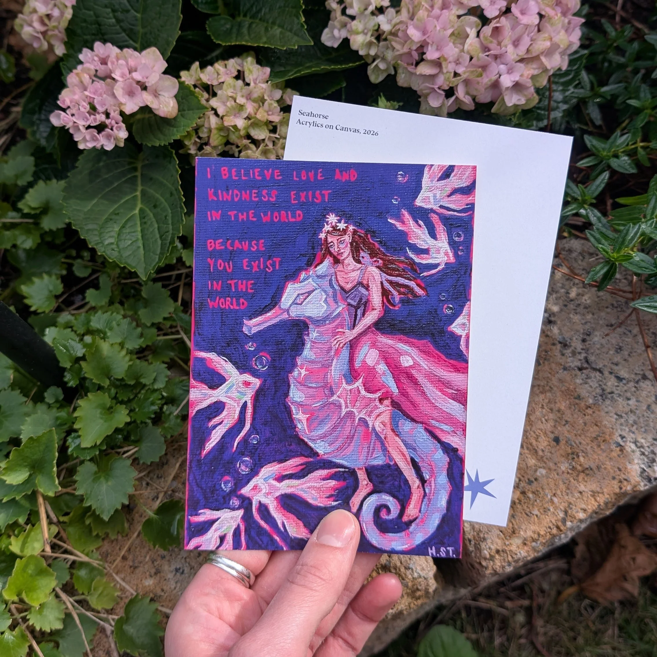 Postkarte einer Acrylmalerei auf Leinwand mit einem verträumten Seepferdchen-Motiv von der Künstlerin Hannah Stollenwerk