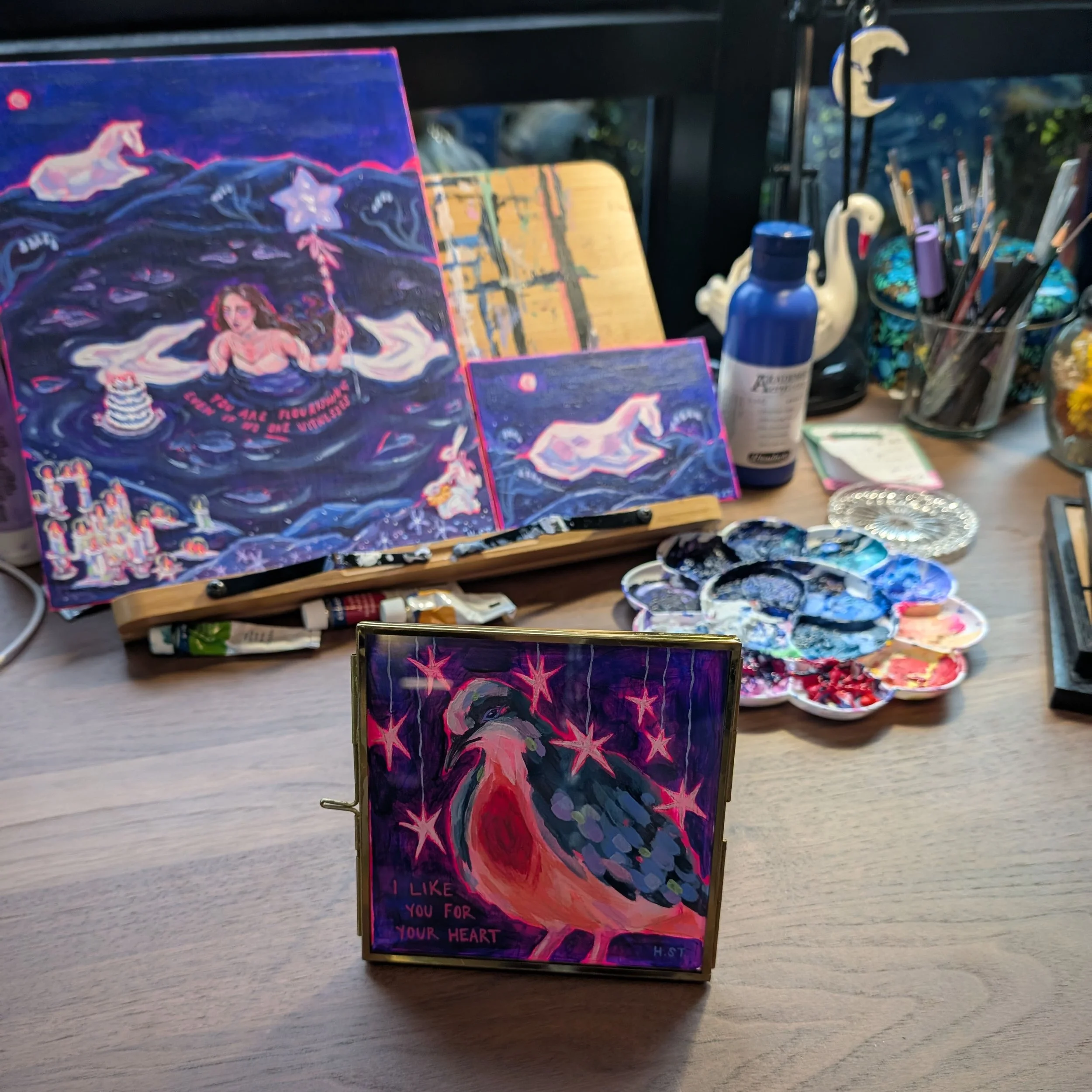 Originale Acrylmalerei mit “Bleeding Heart Dove”-Motiv auf großem Glass Locket, von der Künstlerin Hannah Stollenwerk